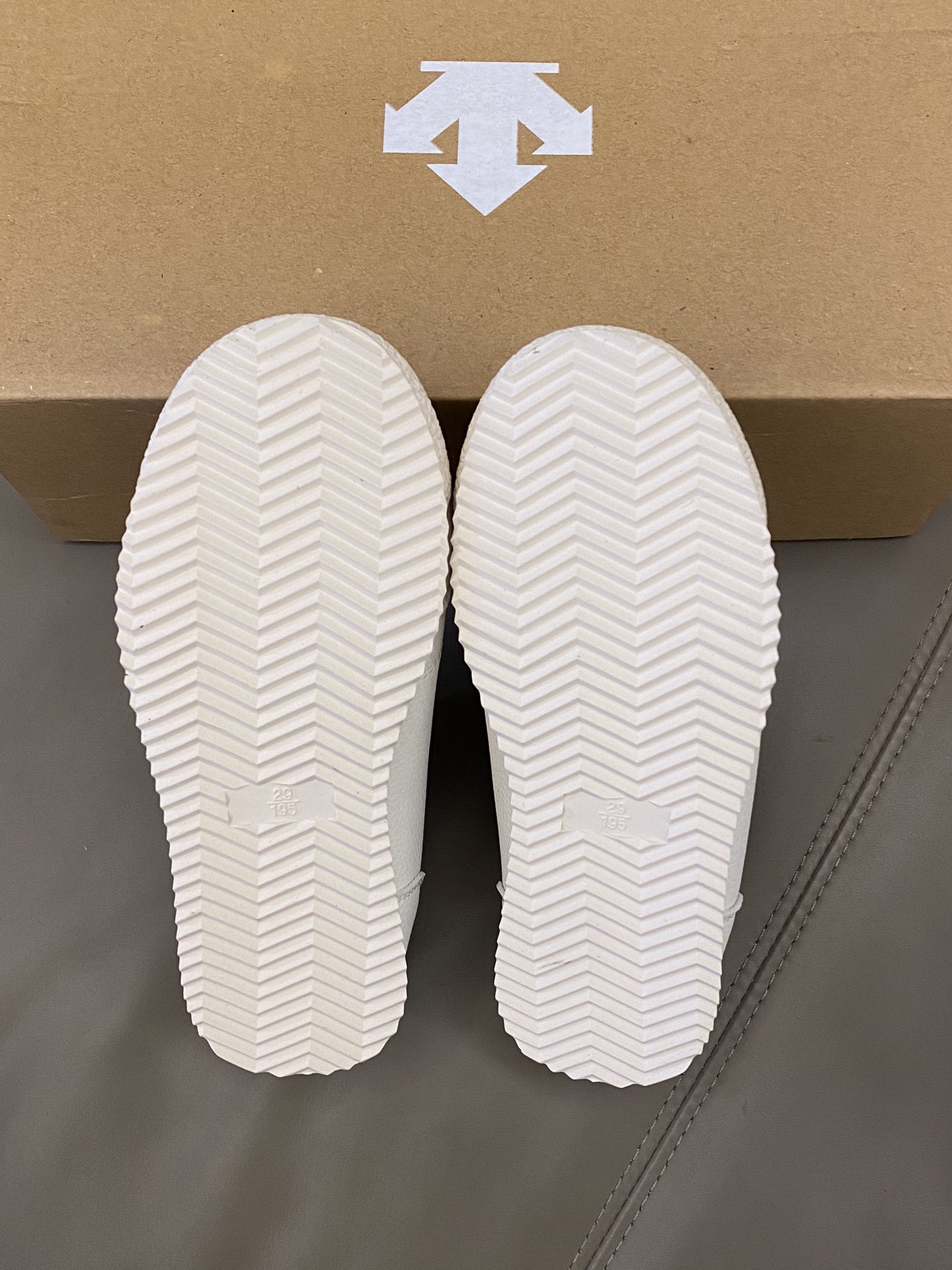 图片[9]-原图直出🌟 这款鞋的设计融合了迪桑特品牌的运动精神与童年的趣味元素👻鞋身采用细腻的皮面材质，触感柔软😻不仅提升了鞋子的整体质感，也保证了良好的透气性💨-选品中心