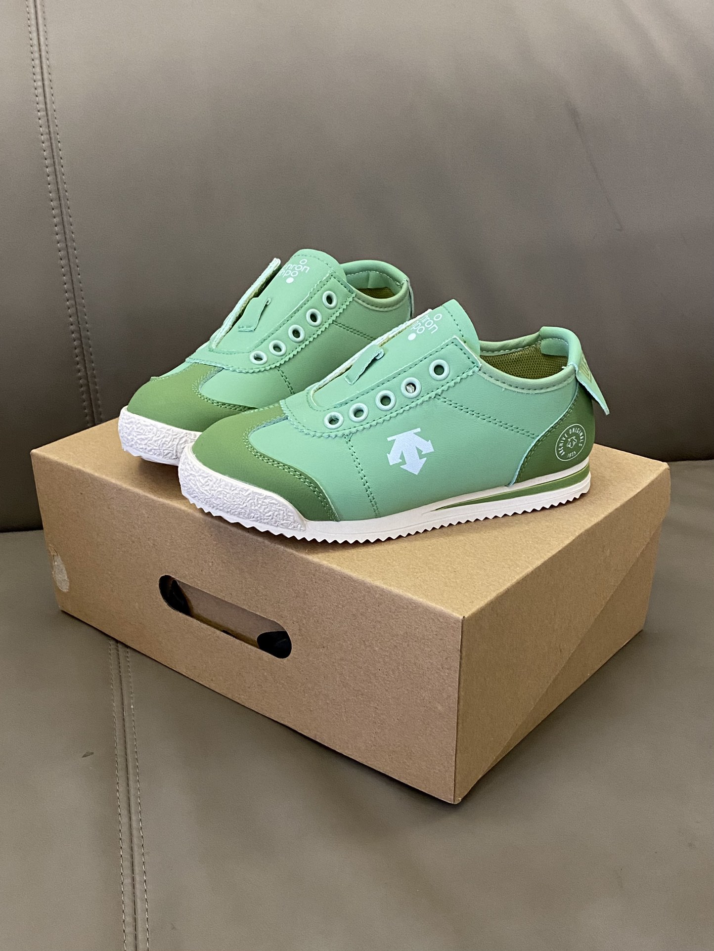 图片[6]-原图直出🌟 这款鞋的设计融合了迪桑特品牌的运动精神与童年的趣味元素👻鞋身采用细腻的皮面材质，触感柔软😻不仅提升了鞋子的整体质感，也保证了良好的透气性💨-选品中心