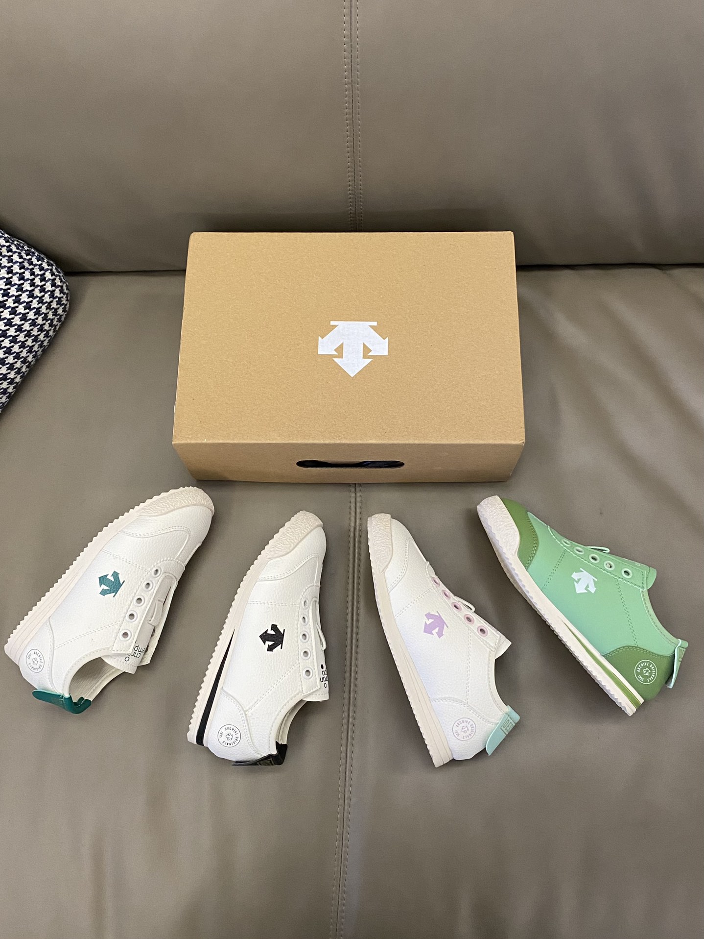 图片[5]-原图直出🌟 这款鞋的设计融合了迪桑特品牌的运动精神与童年的趣味元素👻鞋身采用细腻的皮面材质，触感柔软😻不仅提升了鞋子的整体质感，也保证了良好的透气性💨-选品中心