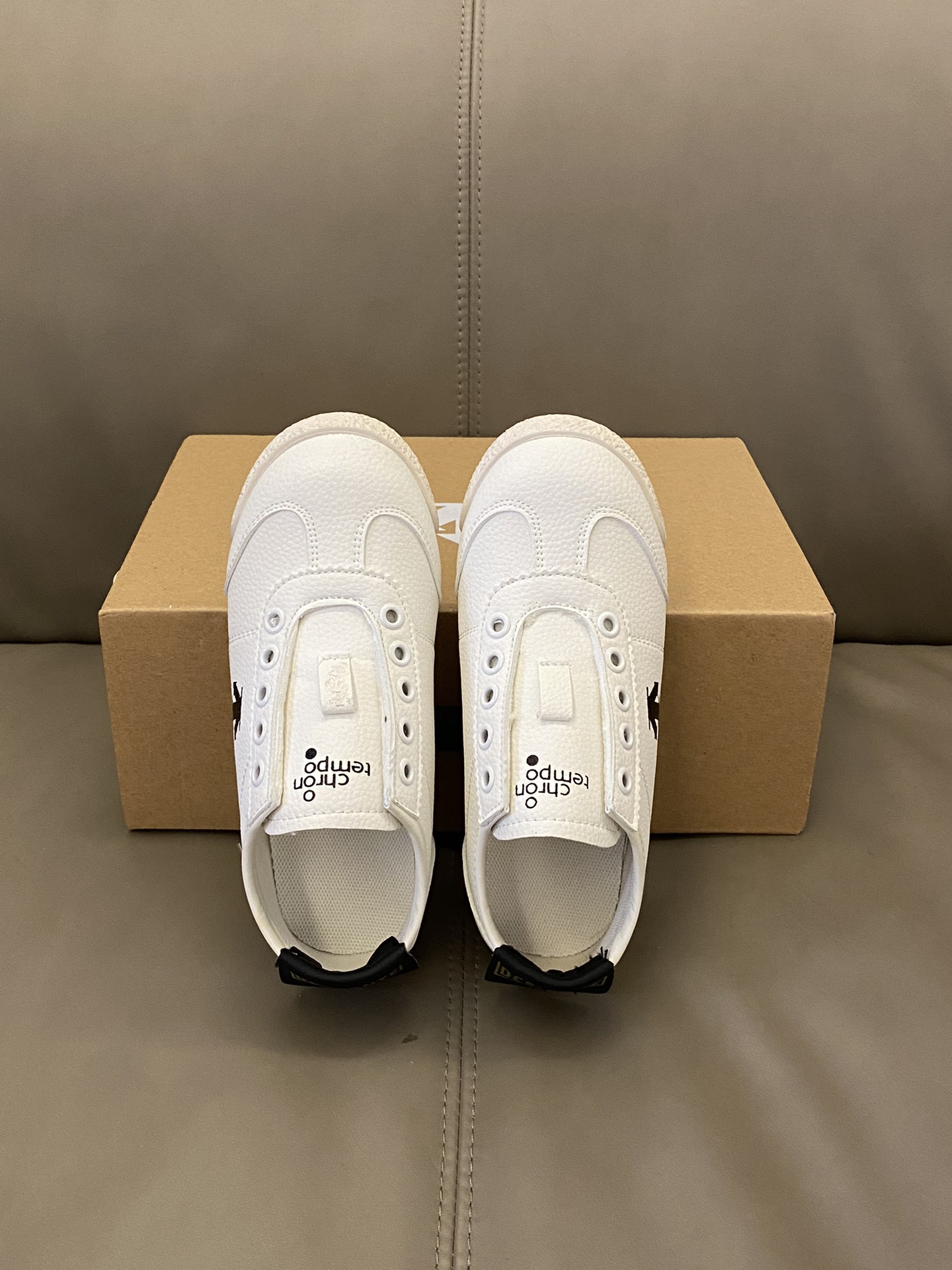 图片[2]-原图直出🌟 这款鞋的设计融合了迪桑特品牌的运动精神与童年的趣味元素👻鞋身采用细腻的皮面材质，触感柔软😻不仅提升了鞋子的整体质感，也保证了良好的透气性💨-选品中心