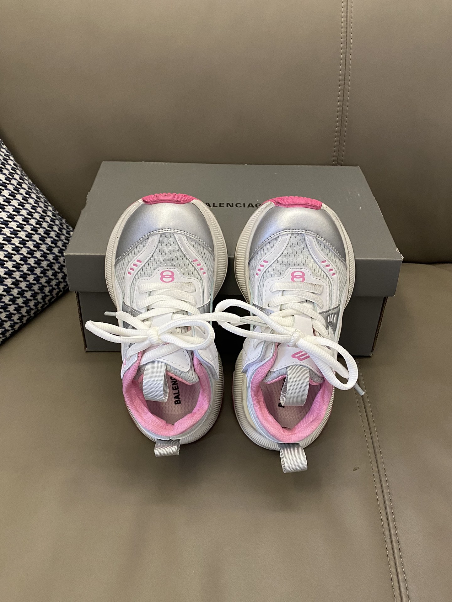 图片[2]-原图直出🌟 整体鞋身采用透气网面💨固定鞋带+魔术贴设计方便宝贝穿脱✔️质量杠杠的👋🏻收到货保证趱不绝口🫣-选品中心