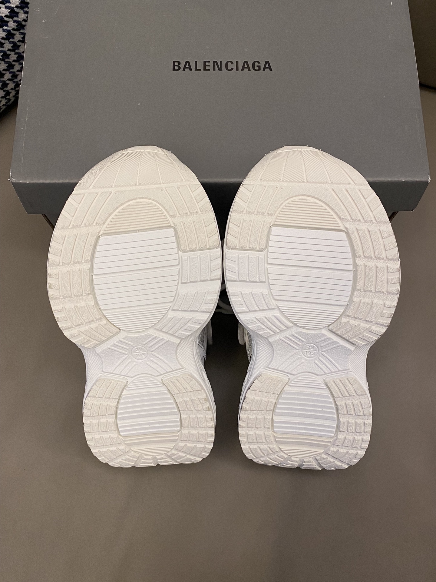 图片[9]-原图直出🌟 这双老爹鞋简直超酷又百搭鞋子透气网面设计，穿着也不会感觉闷脚捂脚💨魔术贴设计方便穿脱✌🏻鞋底防滑耐磨🎊-选品中心