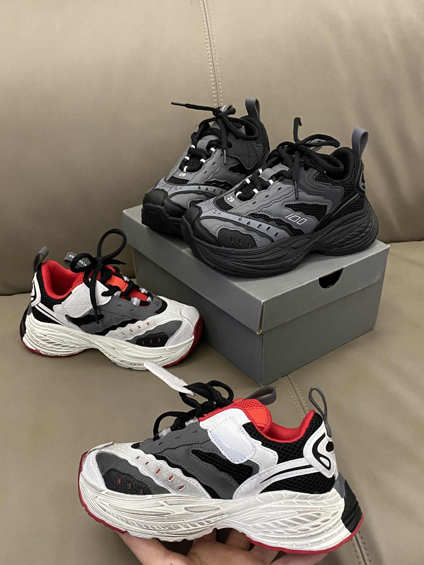 图片[3]-原图直出🌟 这双老爹鞋简直超酷又百搭鞋子透气网面设计，穿着也不会感觉闷脚捂脚💨魔术贴设计方便穿脱✌🏻鞋底防滑耐磨🎊-选品中心