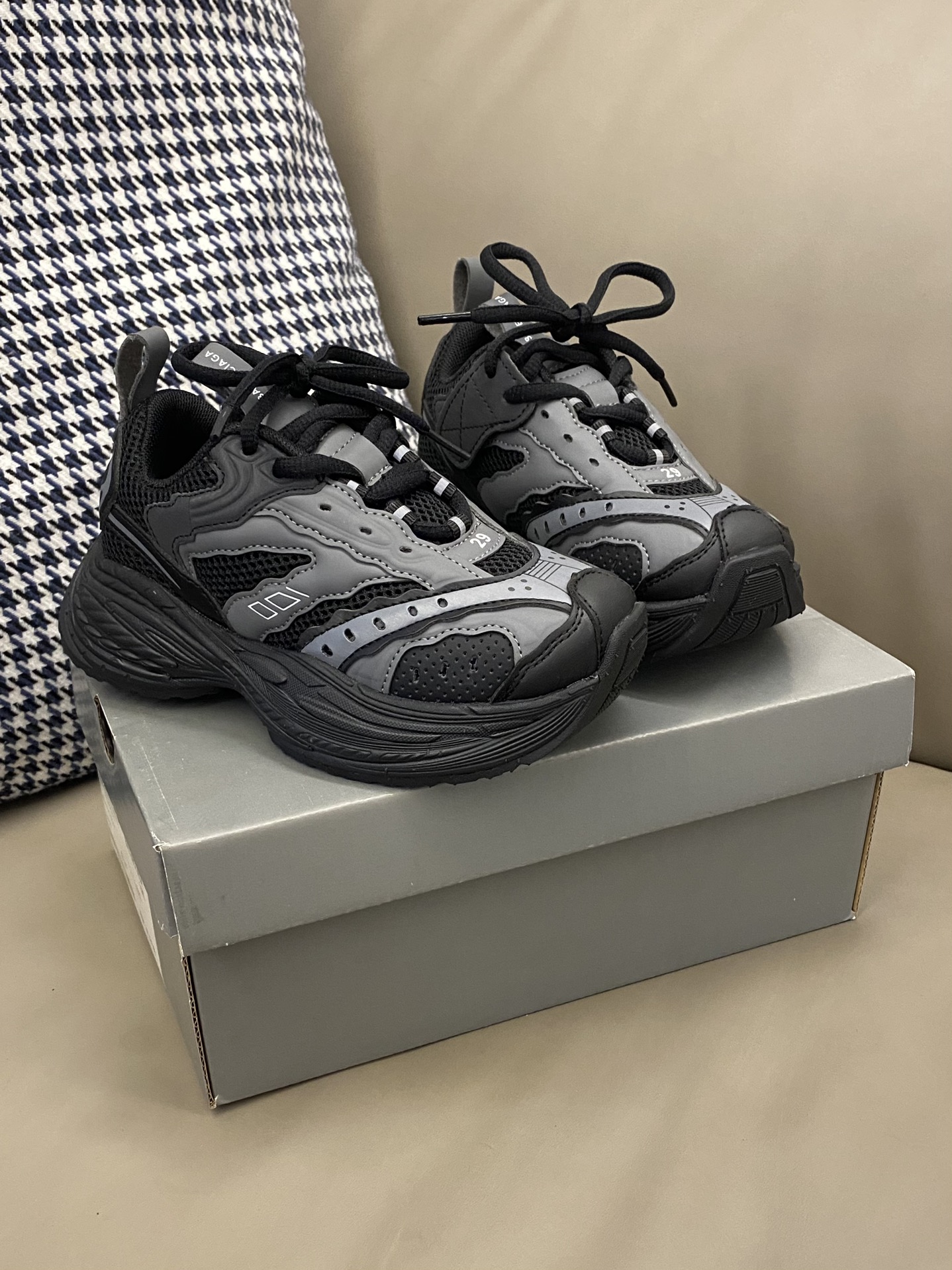 图片[4]-原图直出🌟 这双老爹鞋简直超酷又百搭鞋子透气网面设计，穿着也不会感觉闷脚捂脚💨魔术贴设计方便穿脱✌🏻鞋底防滑耐磨🎊-选品中心