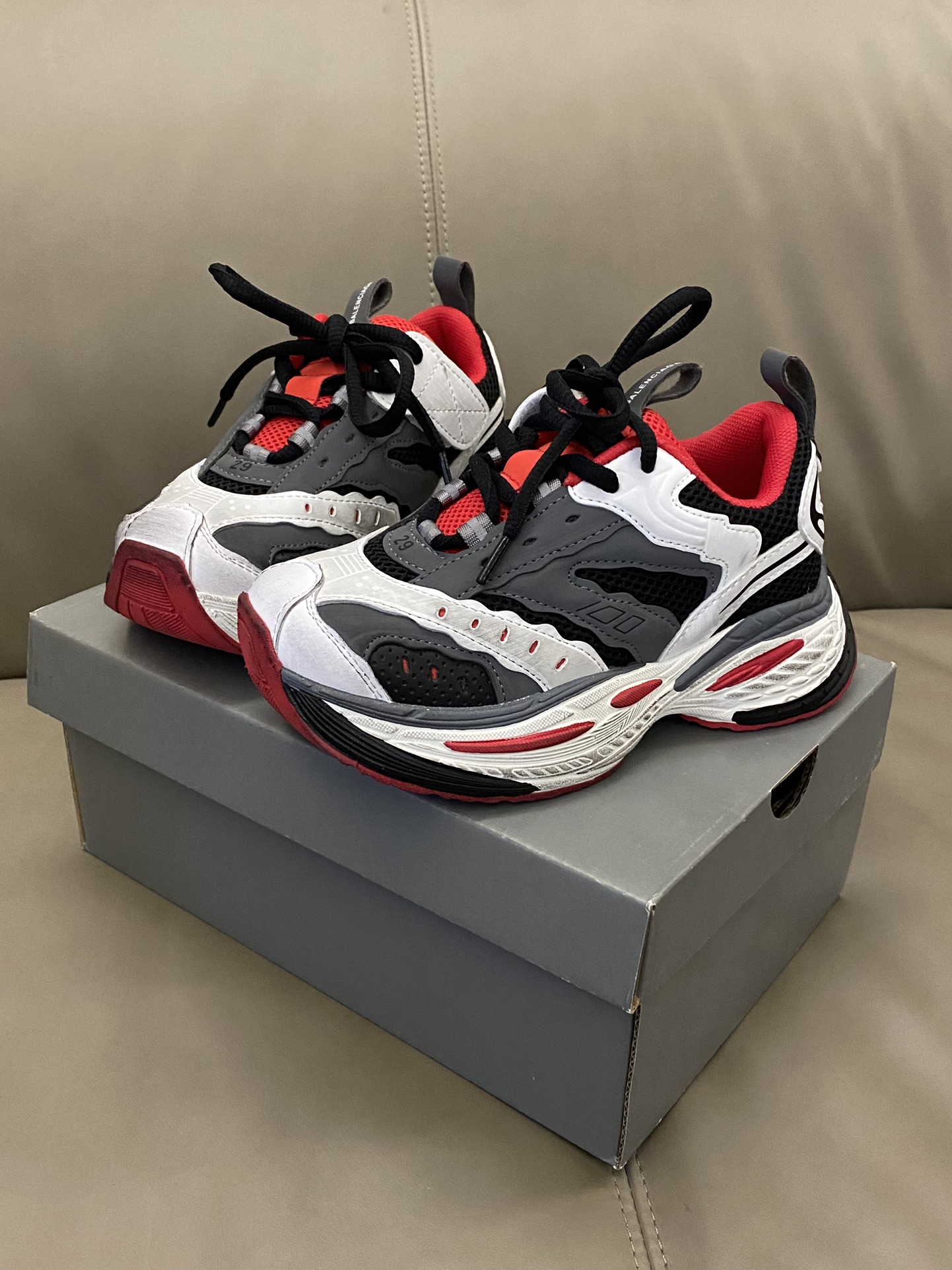 图片[6]-原图直出🌟 这双老爹鞋简直超酷又百搭鞋子透气网面设计，穿着也不会感觉闷脚捂脚💨魔术贴设计方便穿脱✌🏻鞋底防滑耐磨🎊-选品中心