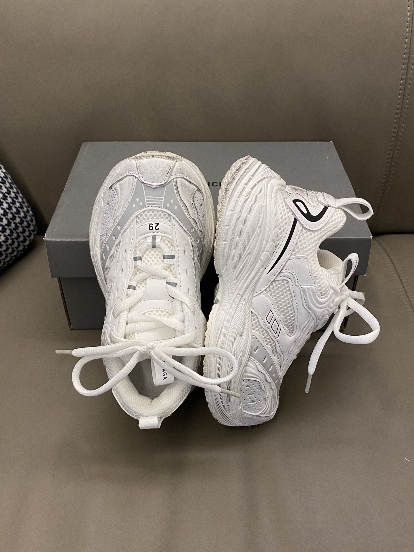 图片[8]-原图直出🌟 这双老爹鞋简直超酷又百搭鞋子透气网面设计，穿着也不会感觉闷脚捂脚💨魔术贴设计方便穿脱✌🏻鞋底防滑耐磨🎊-选品中心