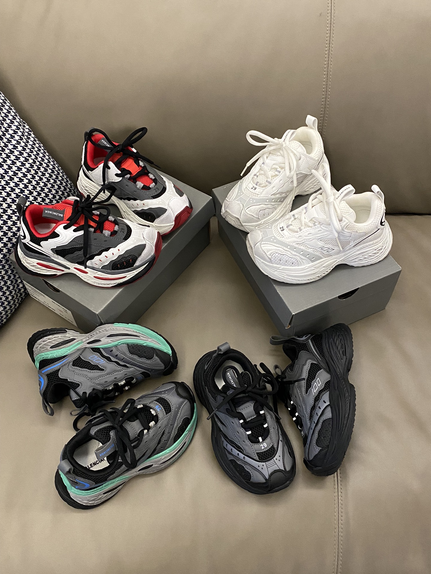 图片[2]-原图直出🌟 这双老爹鞋简直超酷又百搭鞋子透气网面设计，穿着也不会感觉闷脚捂脚💨魔术贴设计方便穿脱✌🏻鞋底防滑耐磨🎊-选品中心