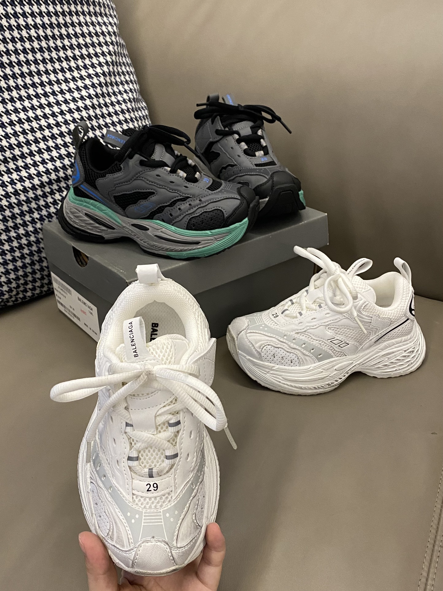 原图直出🌟 这双老爹鞋简直超酷又百搭鞋子透气网面设计，穿着也不会感觉闷脚捂脚💨魔术贴设计方便穿脱✌🏻鞋底防滑耐磨🎊-选品中心