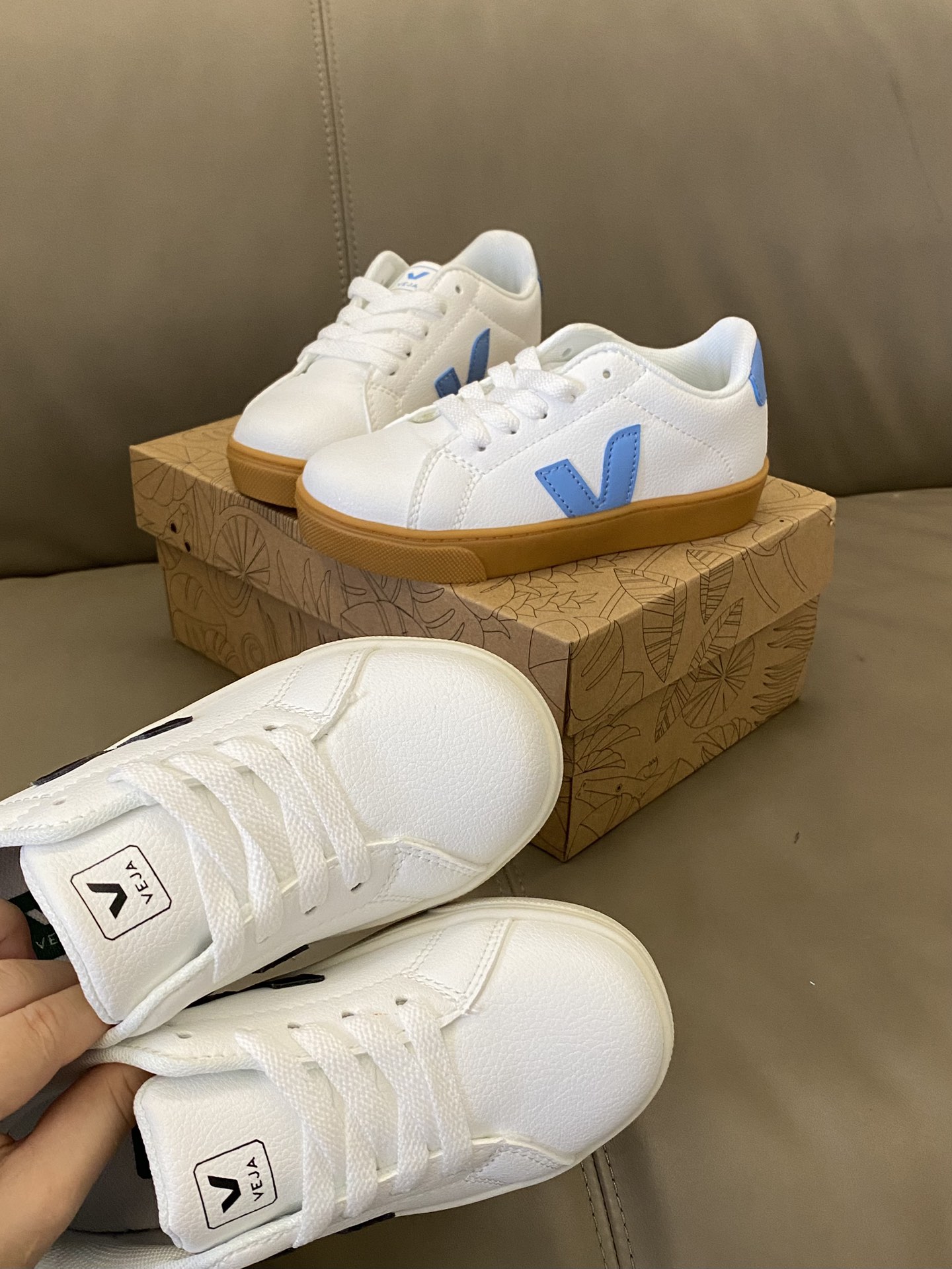 Celebrity Favorite: Veja Shoes Make a Statement with Minimalist Design and Strong Brand Identity - 图片 6