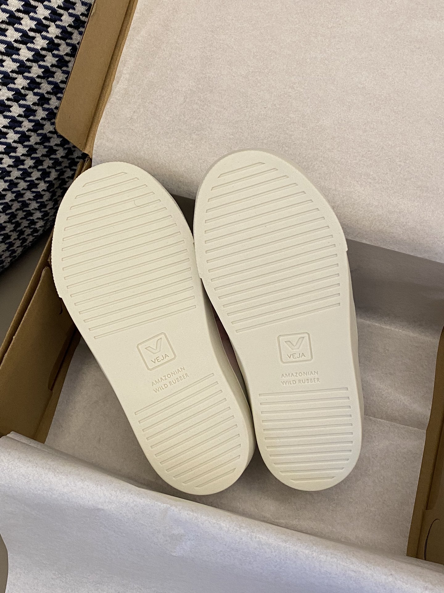 Celebrity Favorite: Veja Shoes Make a Statement with Minimalist Design and Strong Brand Identity - 图片 9