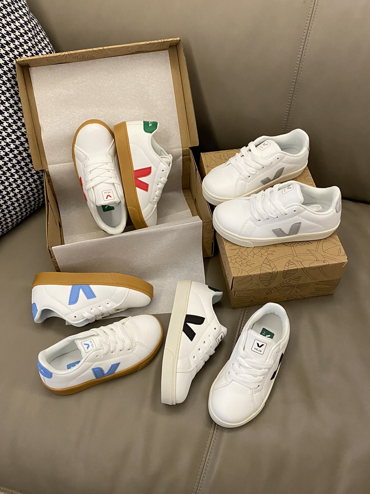 Celebrity Favorite: Veja Shoes Make a Statement with Minimalist Design and Strong Brand Identity - 图片 3