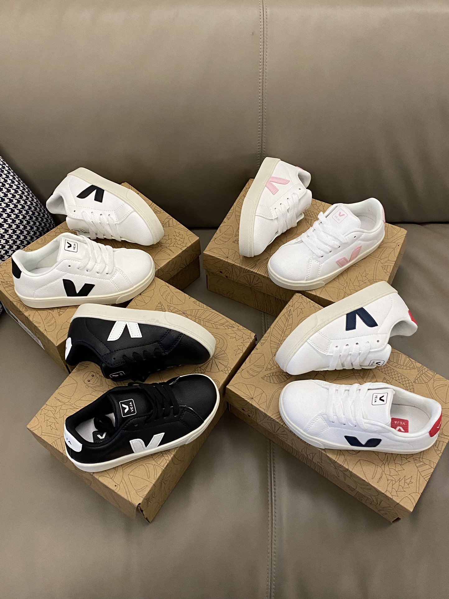 Celebrity Favorite: Veja Shoes Make a Statement with Minimalist Design and Strong Brand Identity - 图片 8