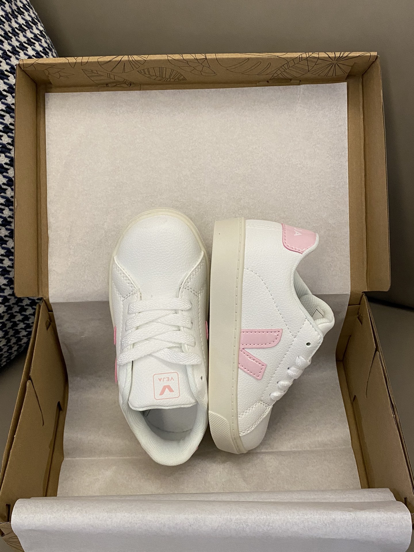 Celebrity Favorite: Veja Shoes Make a Statement with Minimalist Design and Strong Brand Identity - 图片 2