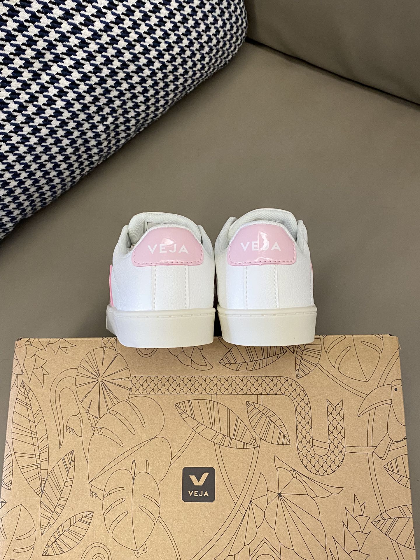 Celebrity Favorite: Veja Shoes Make a Statement with Minimalist Design and Strong Brand Identity - 图片 7