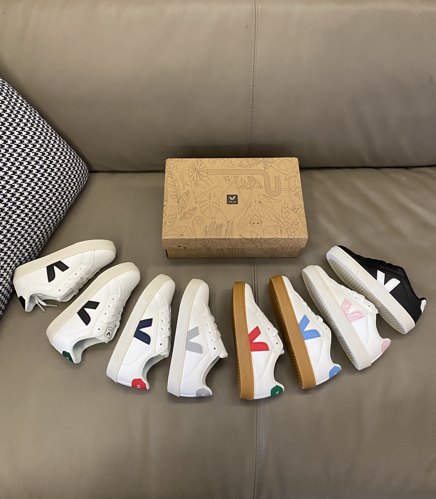 Celebrity Favorite: Veja Shoes Make a Statement with Minimalist Design and Strong Brand Identity - 图片 5