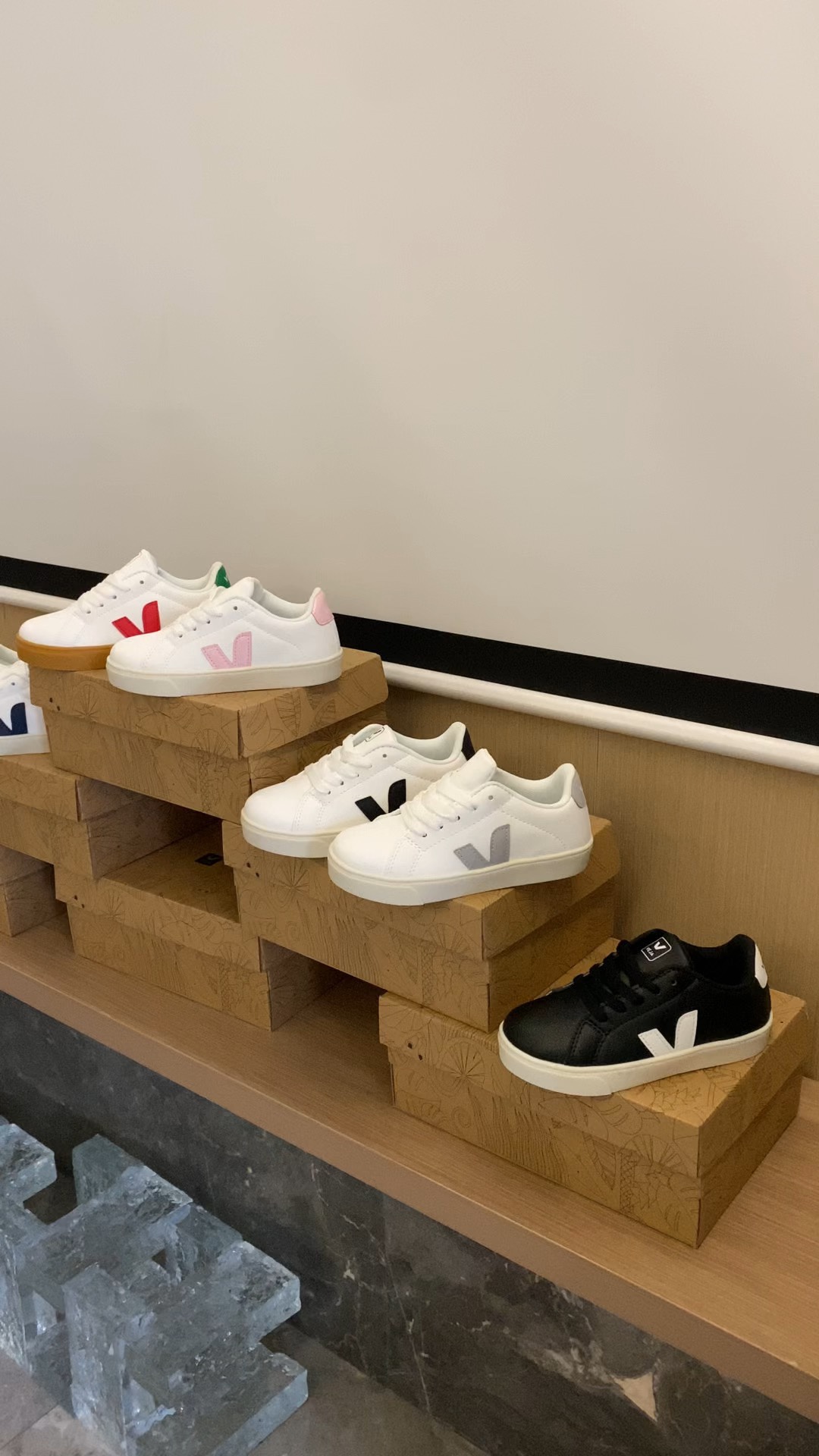“Veja White Shoes: King’s Explosive Classic Recreational Sneakers in Cow Skin”