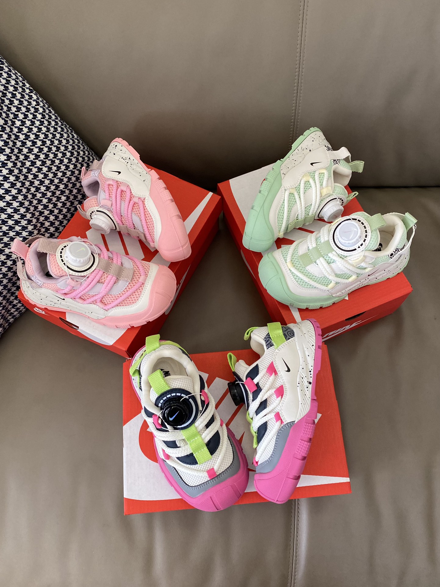 图片[4]-原图直出🌟 这款运动鞋不仅外观吸睛，而且性能出众😎它的旋转扣设计让穿脱更加便捷✔️轻松应对每一次的快速换装需求😍鞋面网面设计清爽透气💨鞋底防滑耐-选品中心