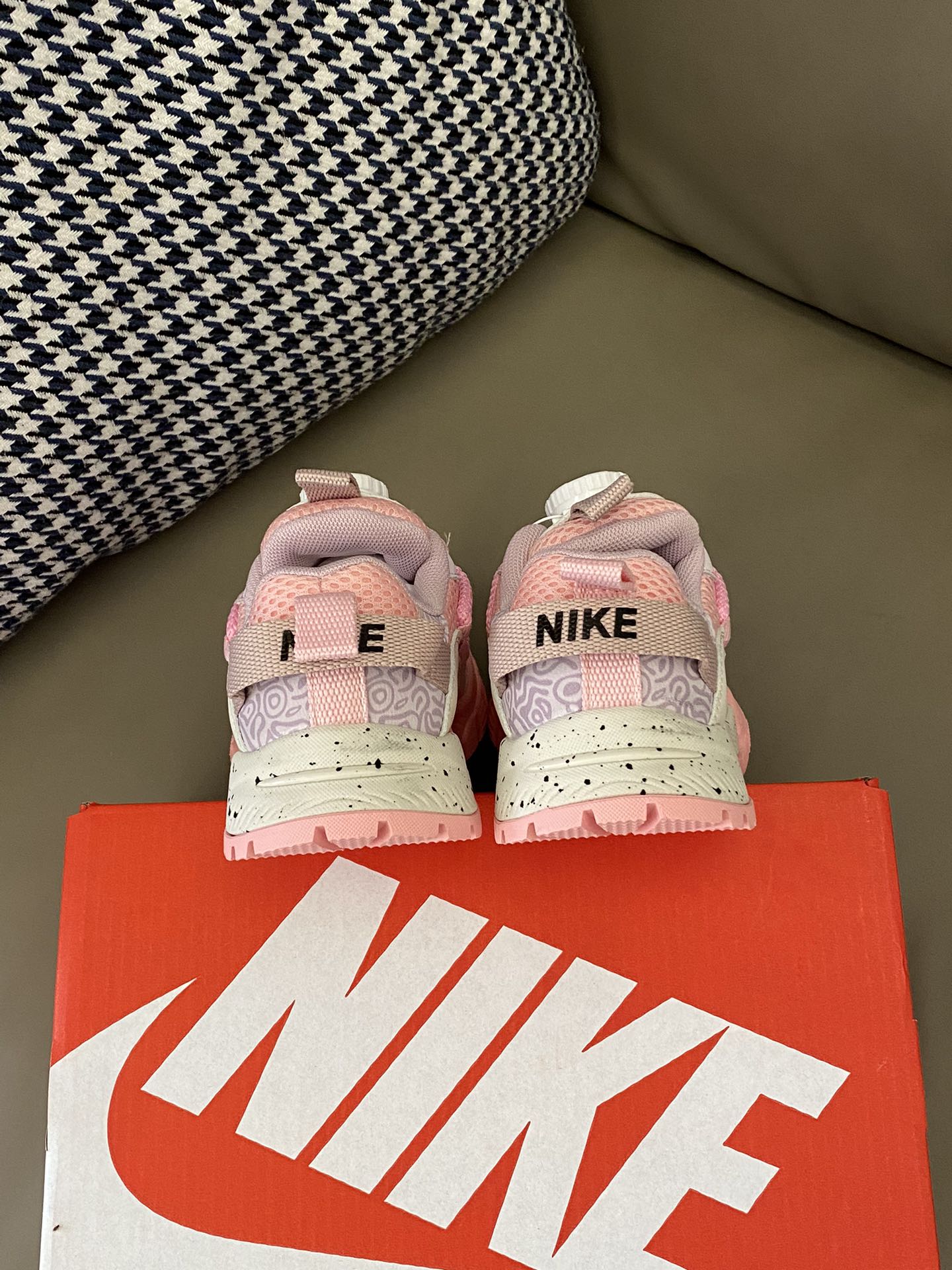 图片[7]-原图直出🌟 这款运动鞋不仅外观吸睛，而且性能出众😎它的旋转扣设计让穿脱更加便捷✔️轻松应对每一次的快速换装需求😍鞋面网面设计清爽透气💨鞋底防滑耐-选品中心