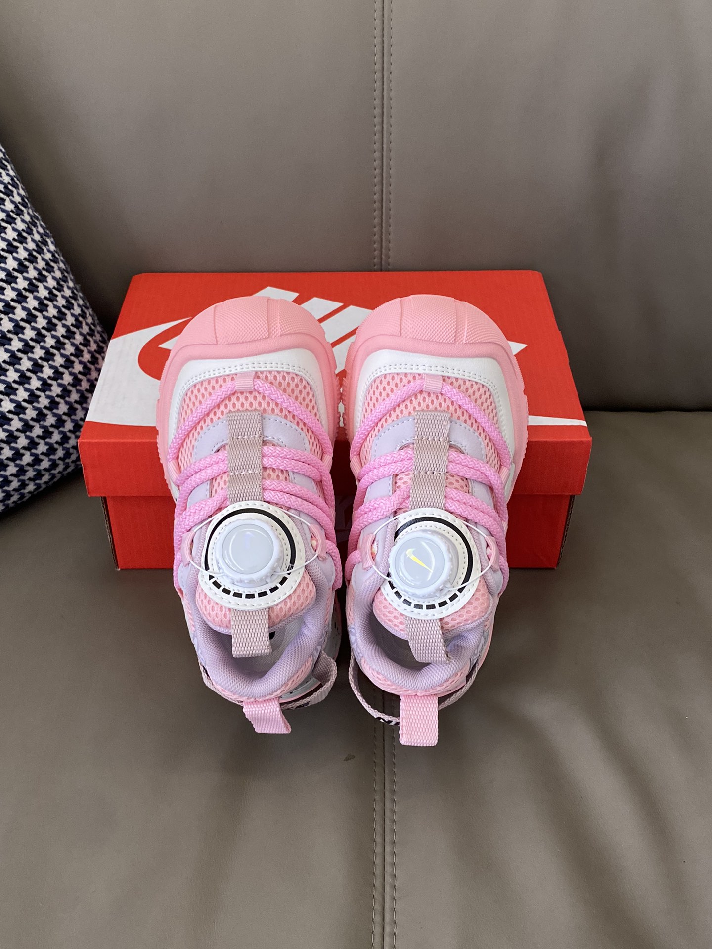 图片[2]-原图直出🌟 这款运动鞋不仅外观吸睛，而且性能出众😎它的旋转扣设计让穿脱更加便捷✔️轻松应对每一次的快速换装需求😍鞋面网面设计清爽透气💨鞋底防滑耐-选品中心