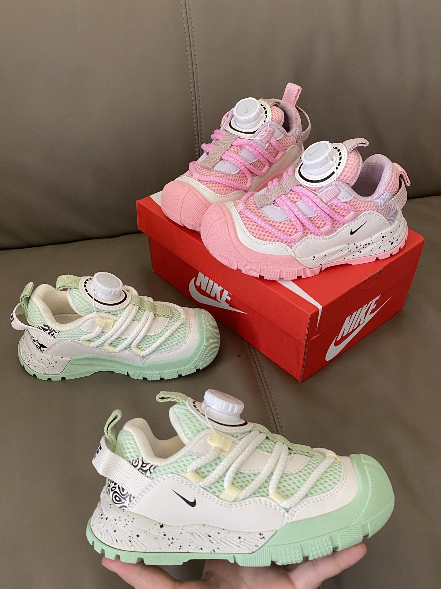 图片[3]-原图直出🌟 这款运动鞋不仅外观吸睛，而且性能出众😎它的旋转扣设计让穿脱更加便捷✔️轻松应对每一次的快速换装需求😍鞋面网面设计清爽透气💨鞋底防滑耐-选品中心