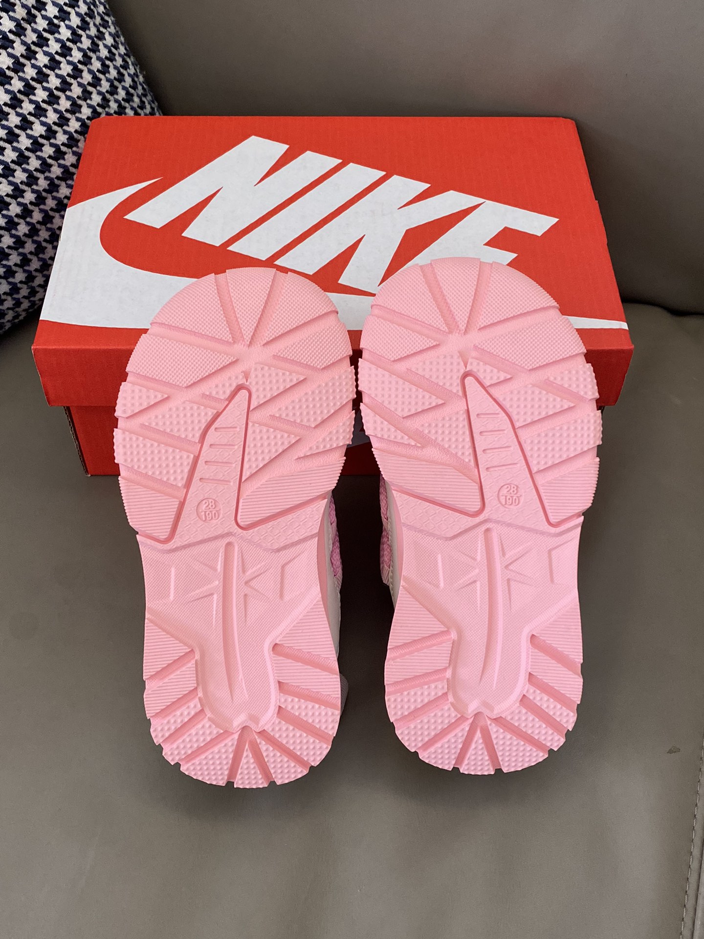 图片[9]-原图直出🌟 这款运动鞋不仅外观吸睛，而且性能出众😎它的旋转扣设计让穿脱更加便捷✔️轻松应对每一次的快速换装需求😍鞋面网面设计清爽透气💨鞋底防滑耐-选品中心