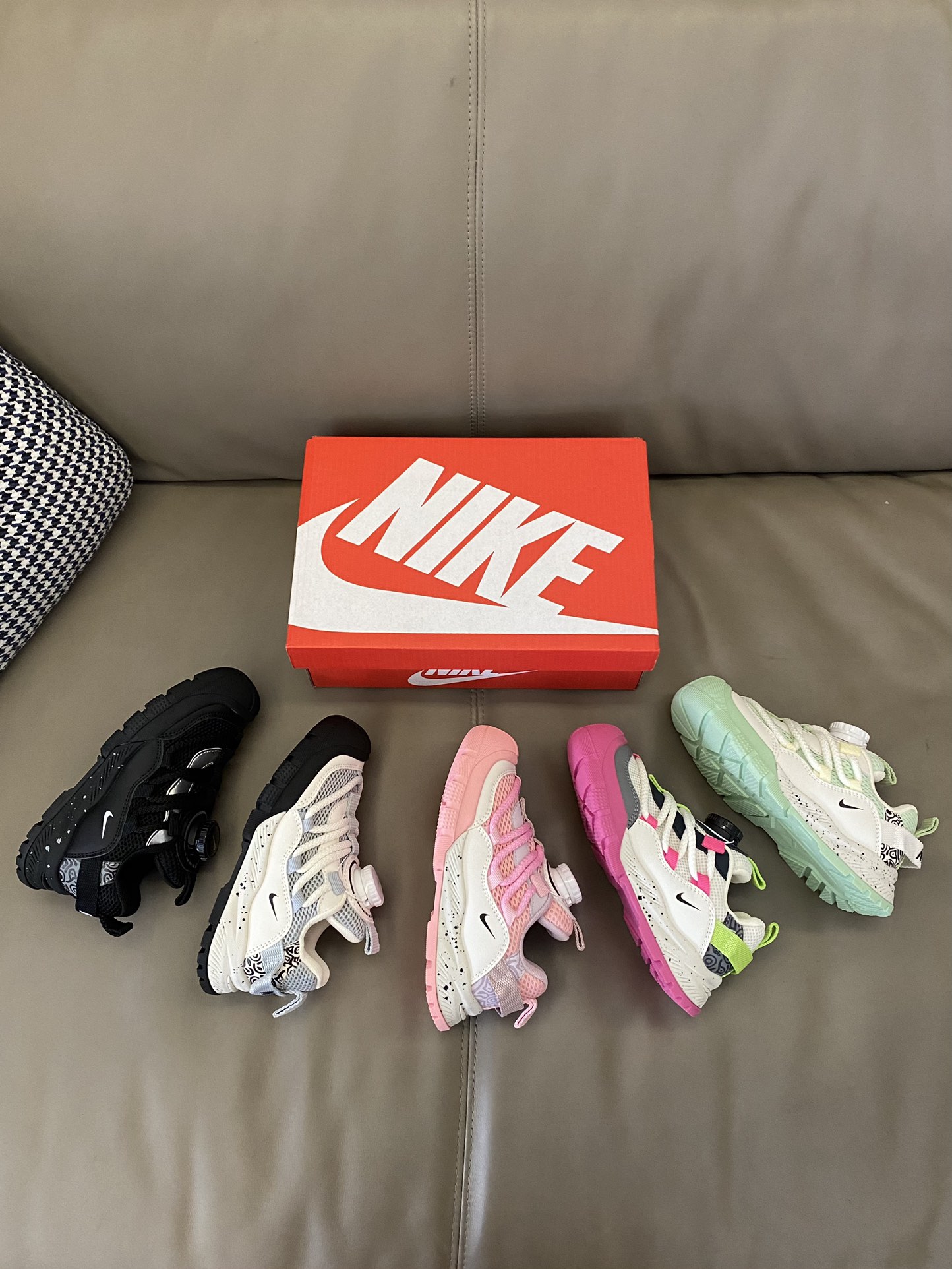 图片[5]-原图直出🌟 这款运动鞋不仅外观吸睛，而且性能出众😎它的旋转扣设计让穿脱更加便捷✔️轻松应对每一次的快速换装需求😍鞋面网面设计清爽透气💨鞋底防滑耐-选品中心