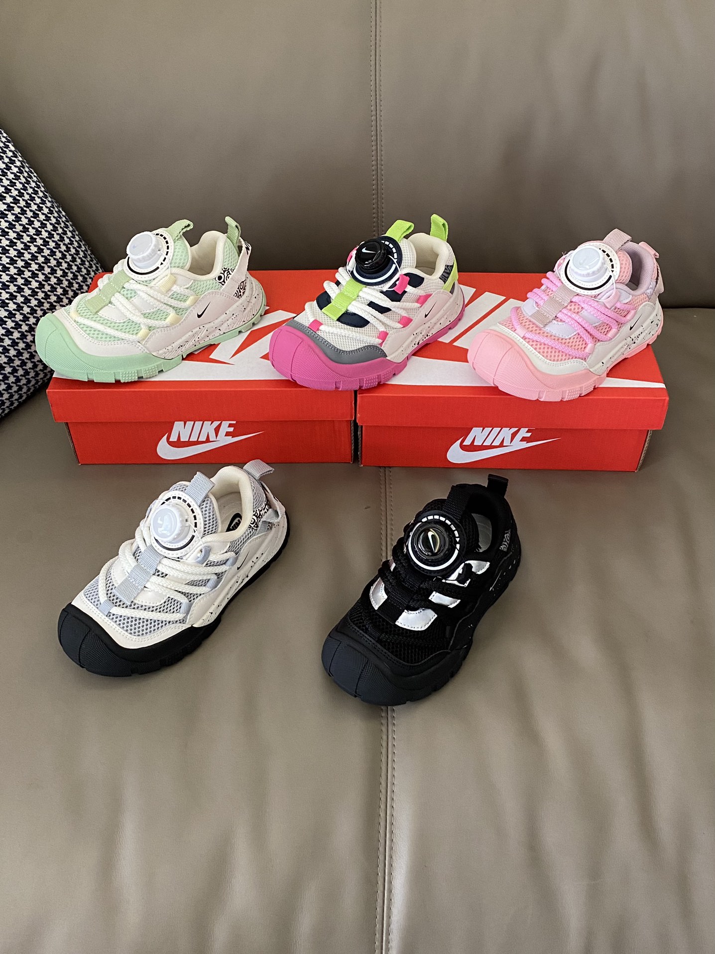 图片[6]-原图直出🌟 这款运动鞋不仅外观吸睛，而且性能出众😎它的旋转扣设计让穿脱更加便捷✔️轻松应对每一次的快速换装需求😍鞋面网面设计清爽透气💨鞋底防滑耐-选品中心