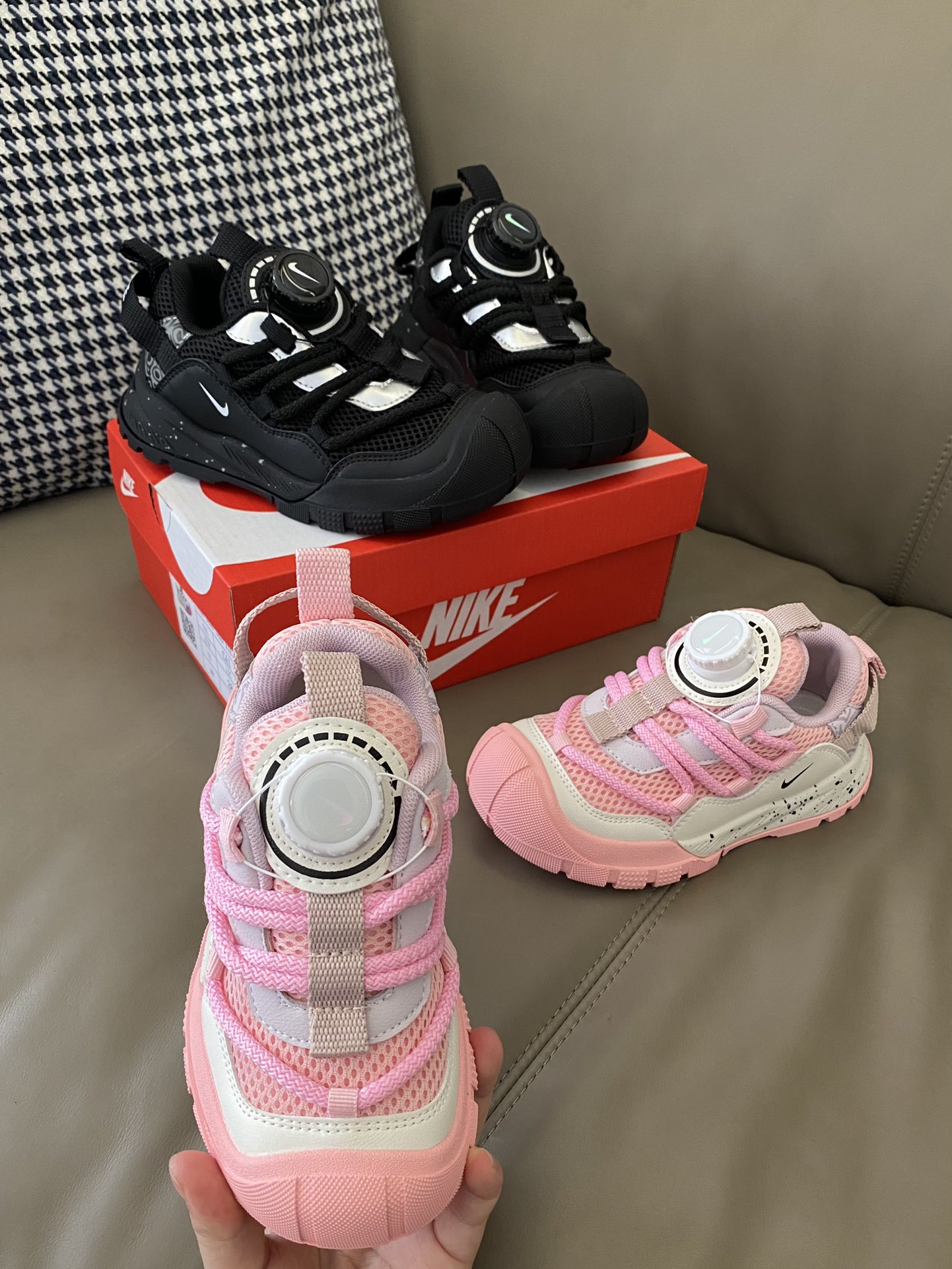 原图直出🌟 这款运动鞋不仅外观吸睛，而且性能出众😎它的旋转扣设计让穿脱更加便捷✔️轻松应对每一次的快速换装需求😍鞋面网面设计清爽透气💨鞋底防滑耐-选品中心