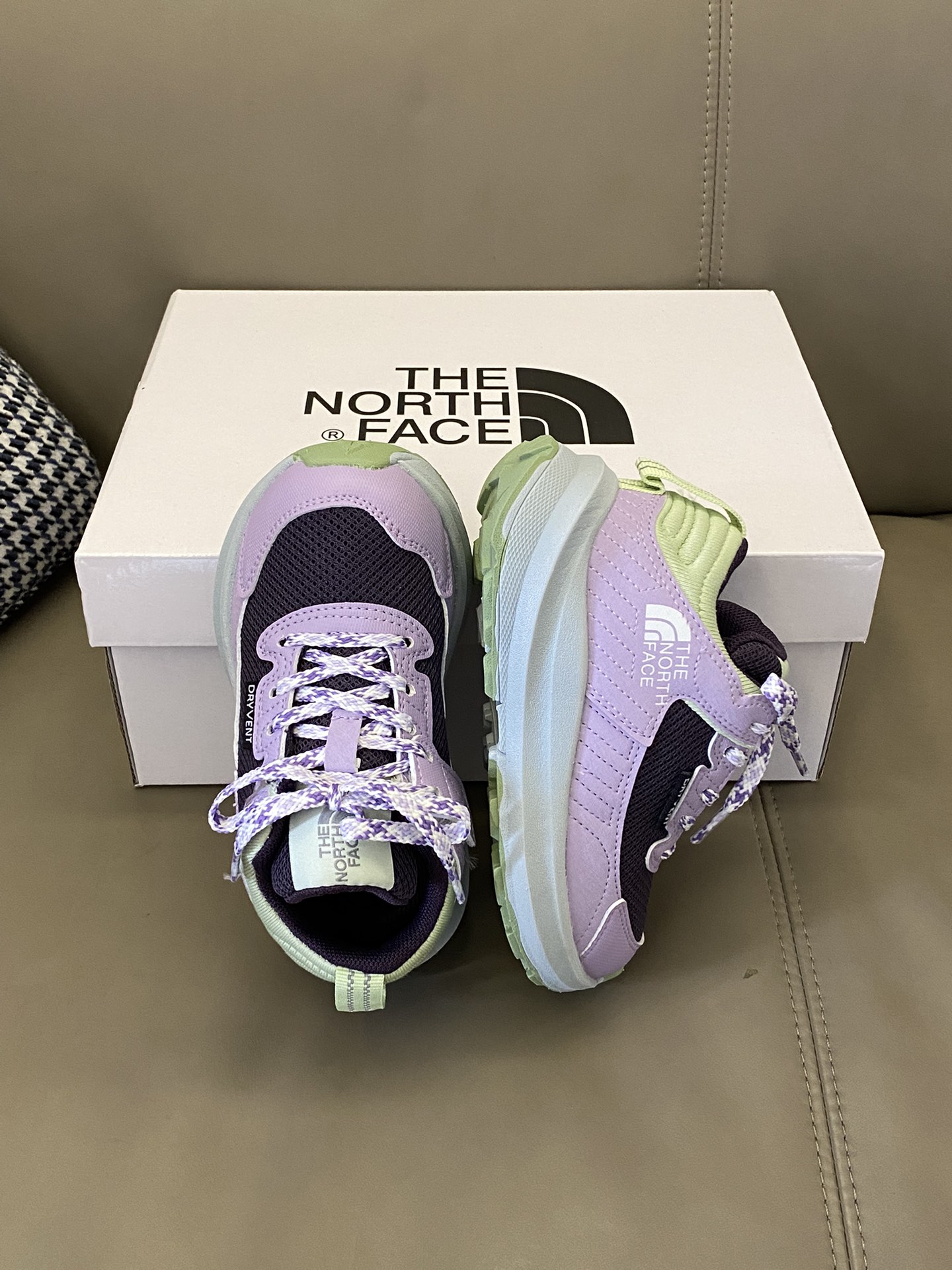 图片[2]-原图直出🌟 这双北面徒步鞋鞋面防水透气💨行走不闷脚不臭脚～固定鞋带装饰+魔术贴设计宝贝穿脱方便✔️鞋底纹路清晰，抓地力稳固👍🏻-选品中心