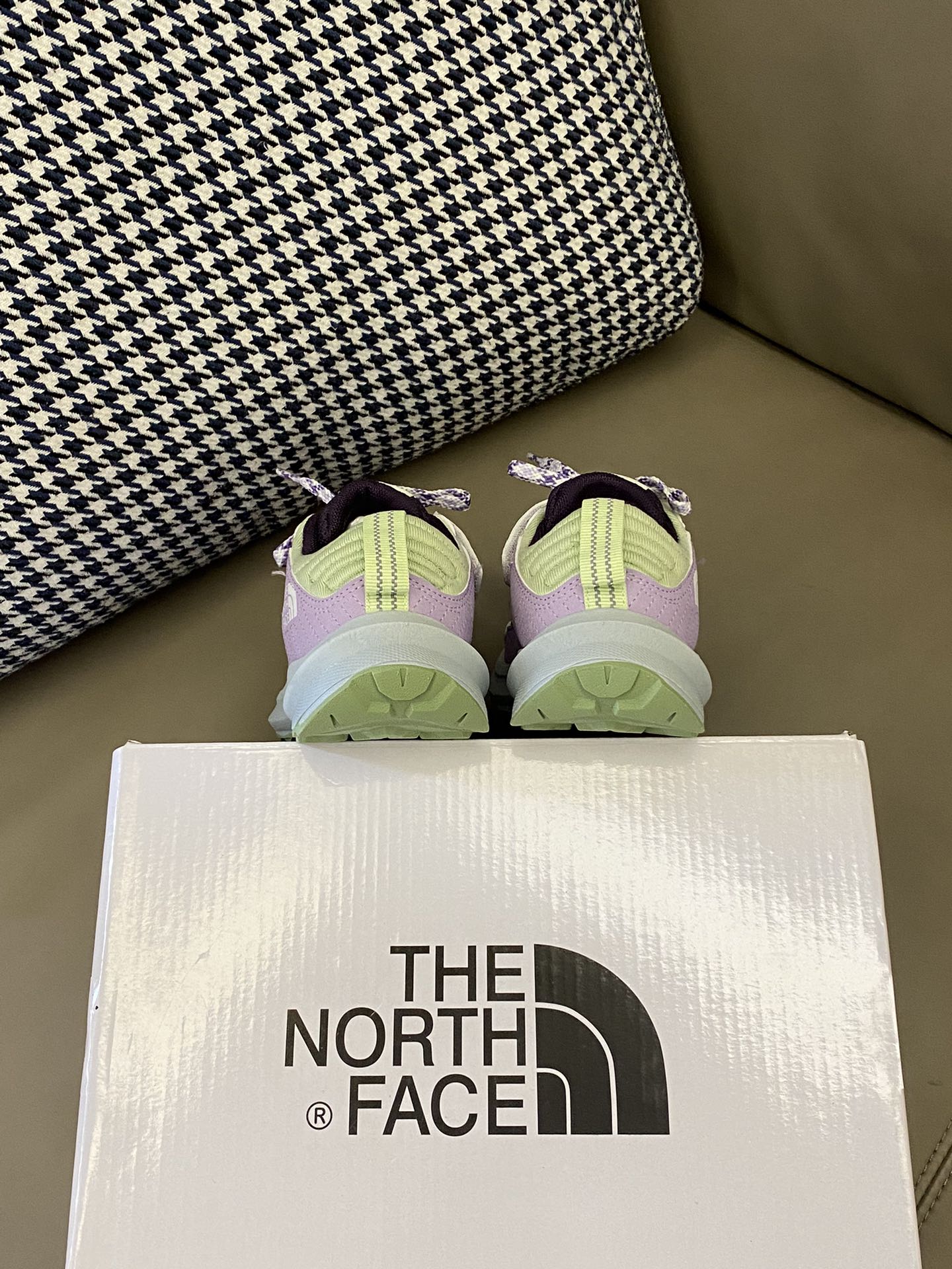 图片[4]-原图直出🌟 这双北面徒步鞋鞋面防水透气💨行走不闷脚不臭脚～固定鞋带装饰+魔术贴设计宝贝穿脱方便✔️鞋底纹路清晰，抓地力稳固👍🏻-选品中心