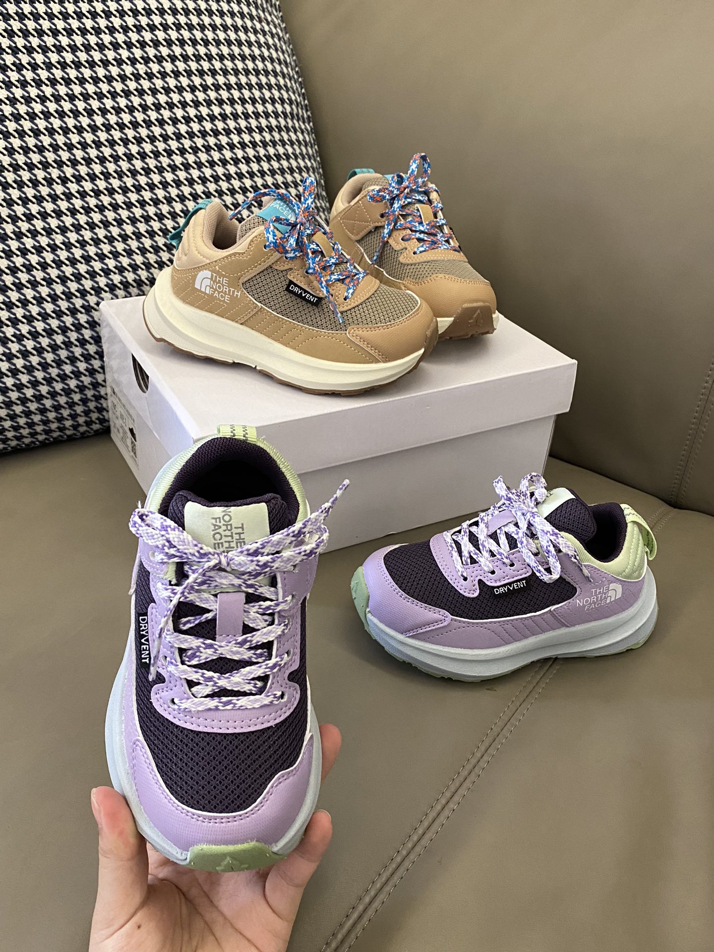 原图直出🌟 这双北面徒步鞋鞋面防水透气💨行走不闷脚不臭脚～固定鞋带装饰+魔术贴设计宝贝穿脱方便✔️鞋底纹路清晰，抓地力稳固👍🏻-选品中心