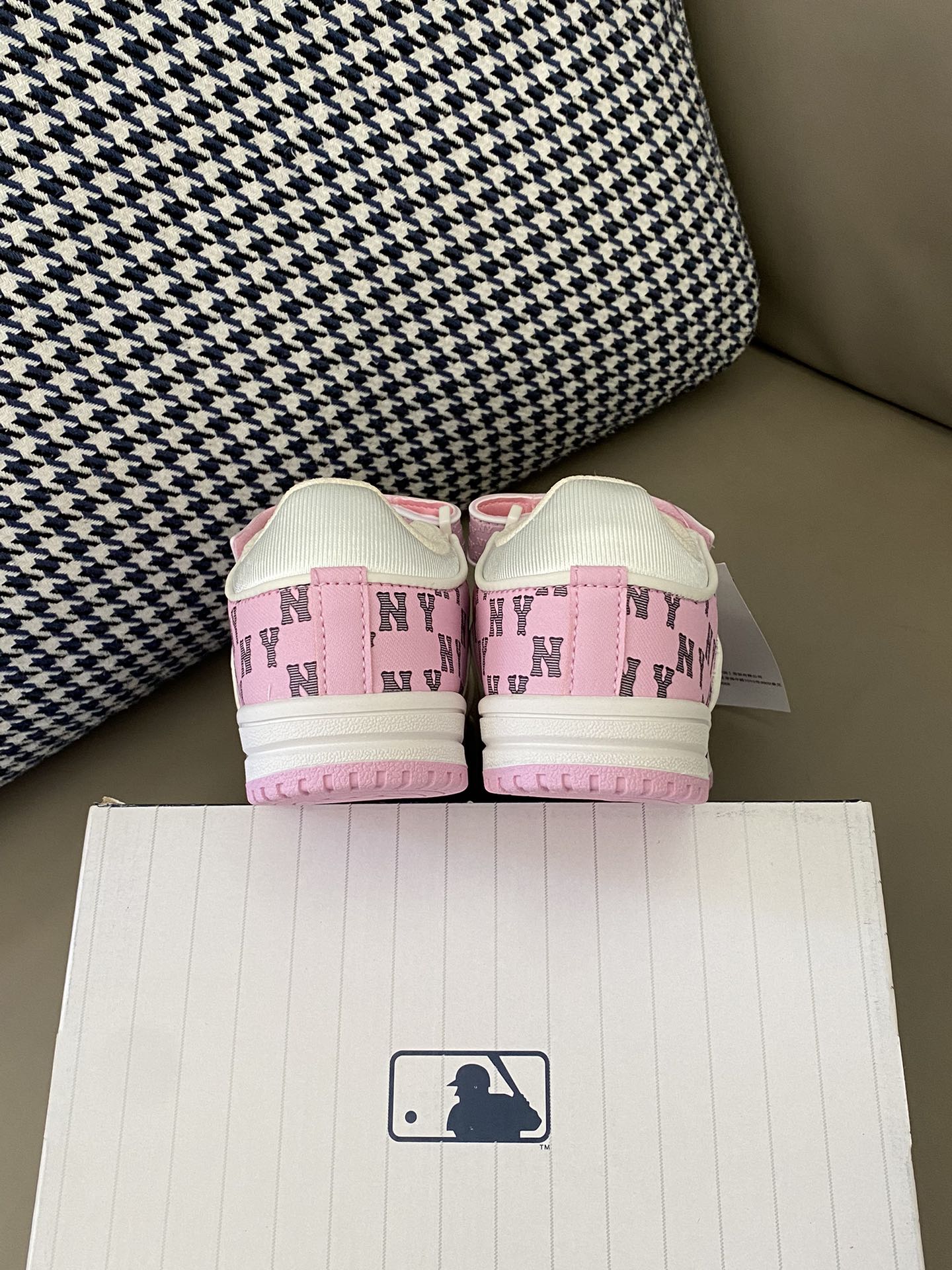 图片[7]-原图直出🌟 MLB这双板鞋真是很有奢侈品的风范😻牛仔布上的满印辨识度满满👻而且魔术贴和鞋舌标上也是有凸起来的印花😘细节满满，整双鞋子超级透气💨穿脱也方-选品中心