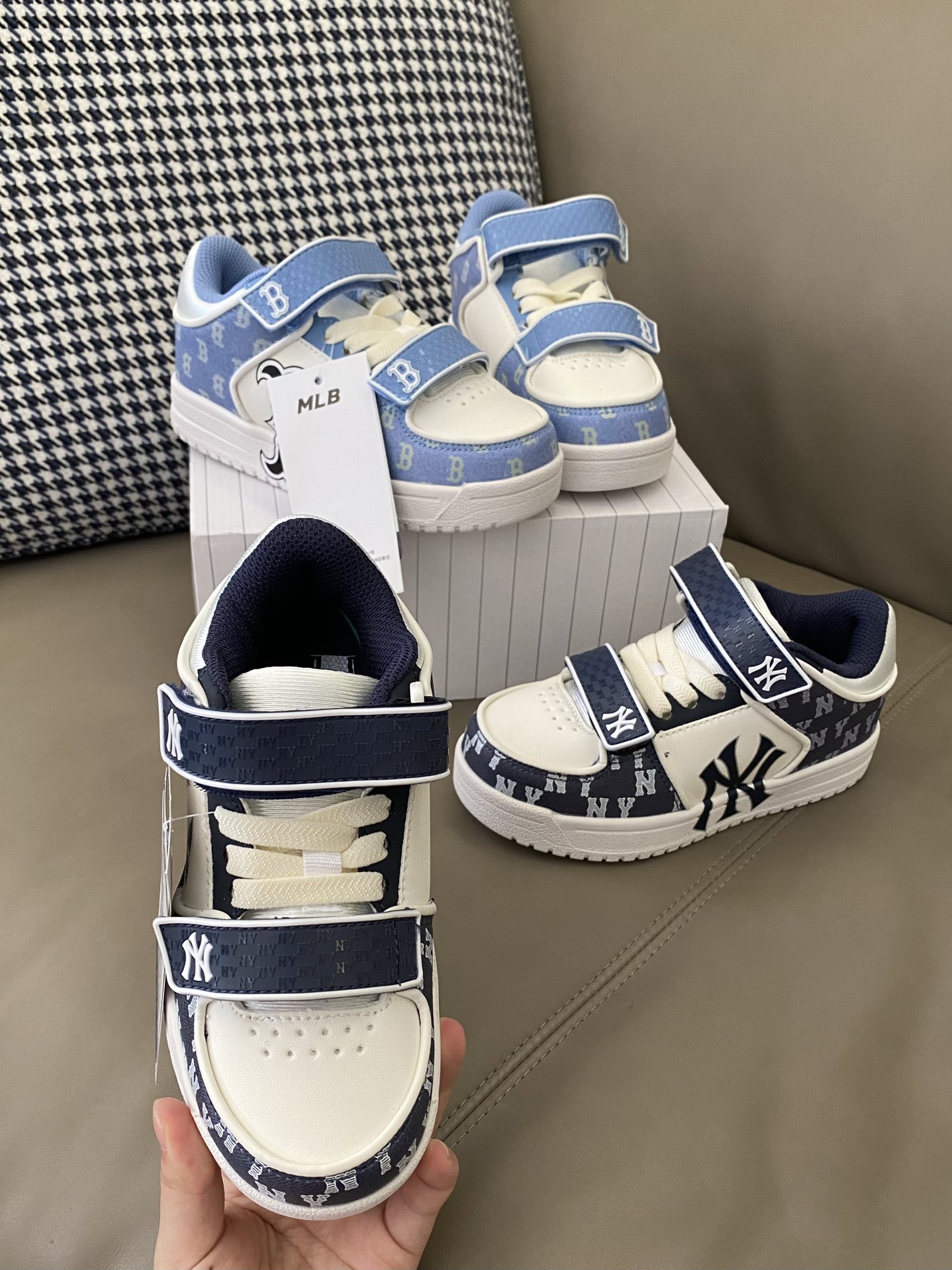 原图直出🌟 MLB这双板鞋真是很有奢侈品的风范😻牛仔布上的满印辨识度满满👻而且魔术贴和鞋舌标上也是有凸起来的印花😘细节满满，整双鞋子超级透气💨穿脱也方-选品中心