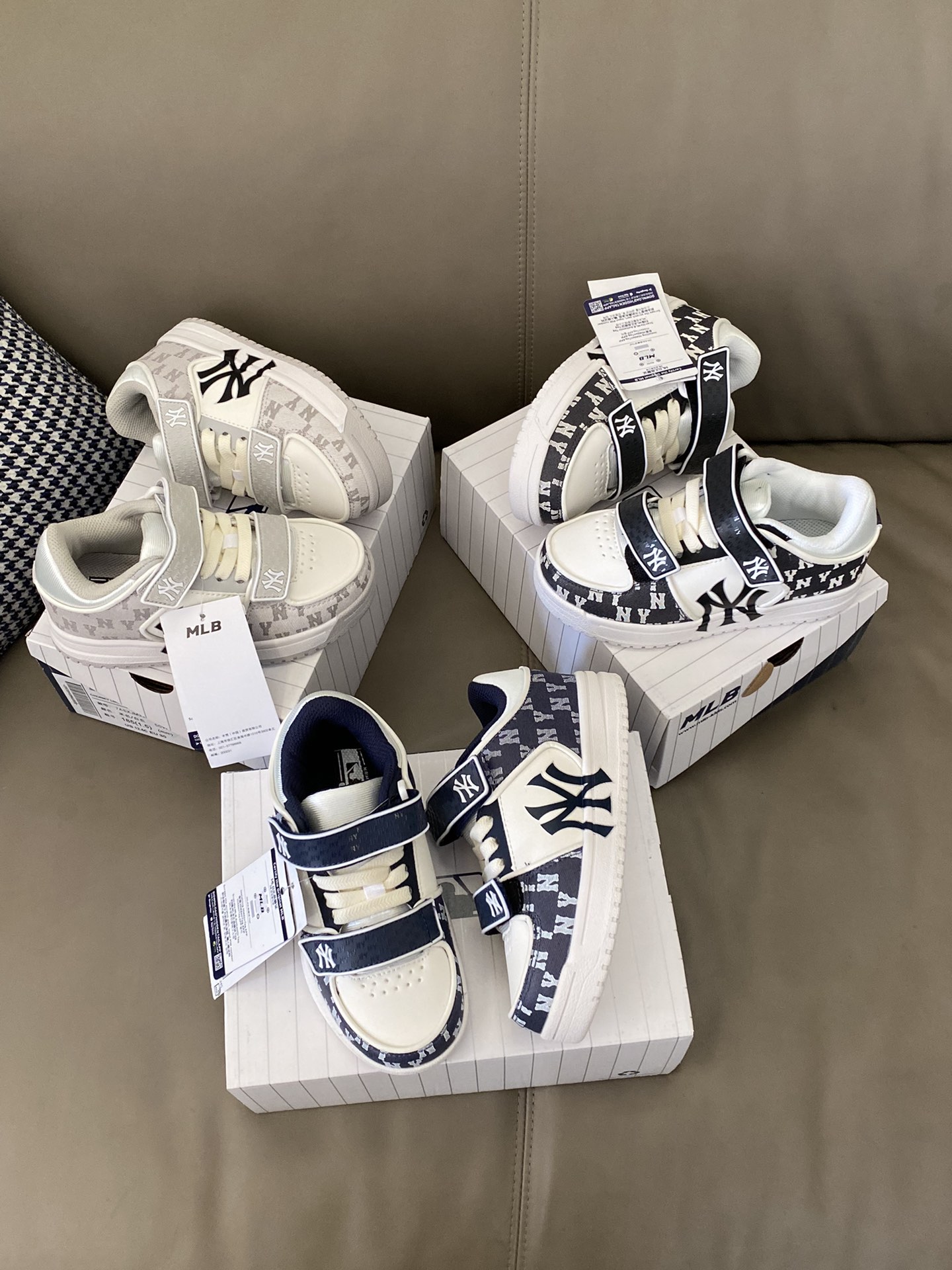 图片[8]-原图直出🌟 MLB这双板鞋真是很有奢侈品的风范😻牛仔布上的满印辨识度满满👻而且魔术贴和鞋舌标上也是有凸起来的印花😘细节满满，整双鞋子超级透气💨穿脱也方-选品中心