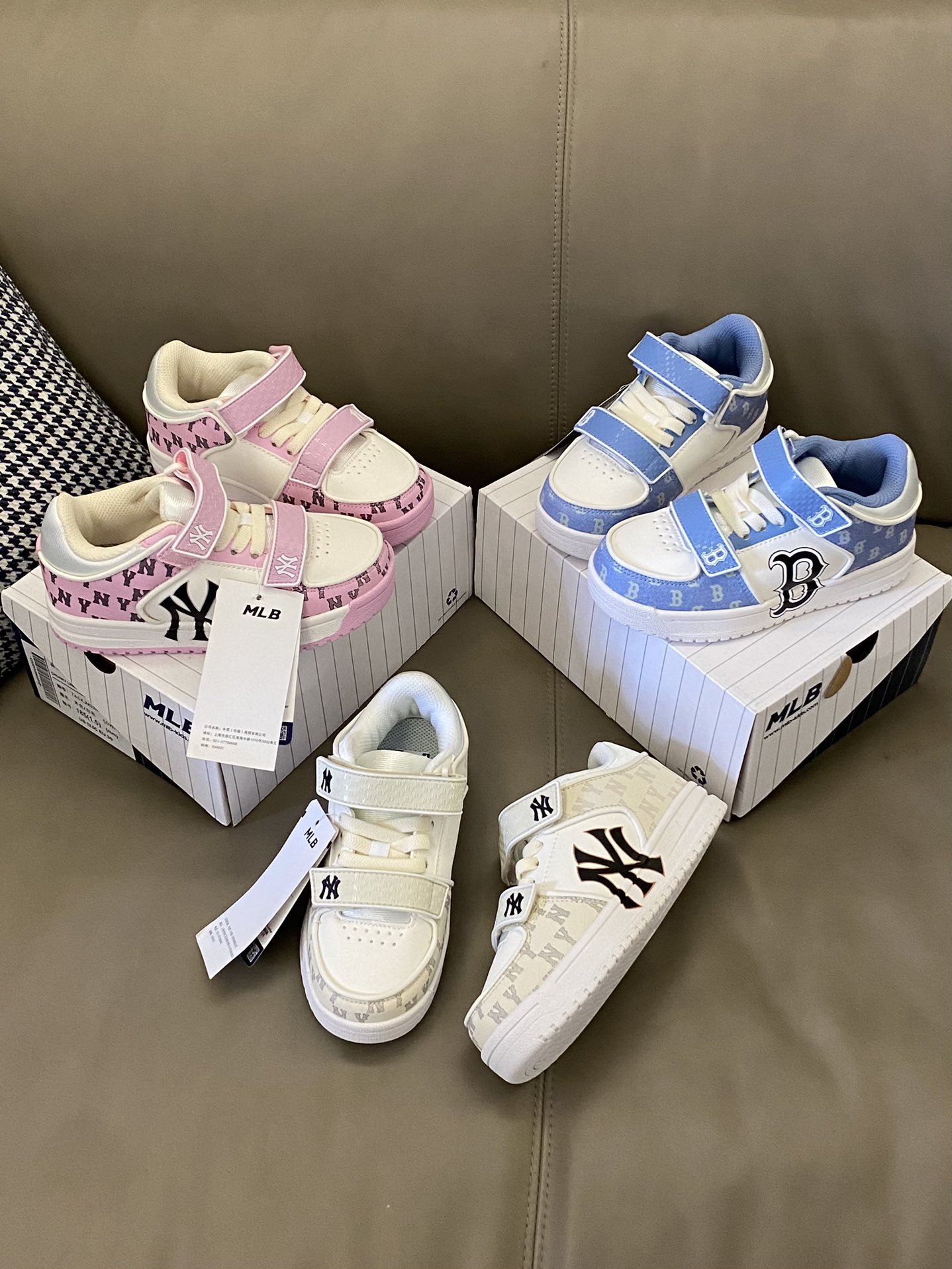 图片[4]-原图直出🌟 MLB这双板鞋真是很有奢侈品的风范😻牛仔布上的满印辨识度满满👻而且魔术贴和鞋舌标上也是有凸起来的印花😘细节满满，整双鞋子超级透气💨穿脱也方-选品中心