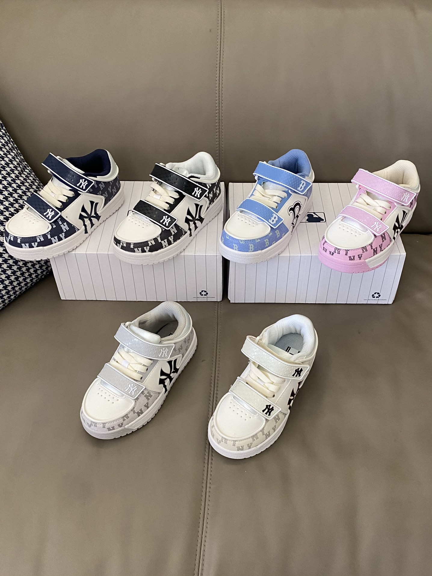 图片[6]-原图直出🌟 MLB这双板鞋真是很有奢侈品的风范😻牛仔布上的满印辨识度满满👻而且魔术贴和鞋舌标上也是有凸起来的印花😘细节满满，整双鞋子超级透气💨穿脱也方-选品中心