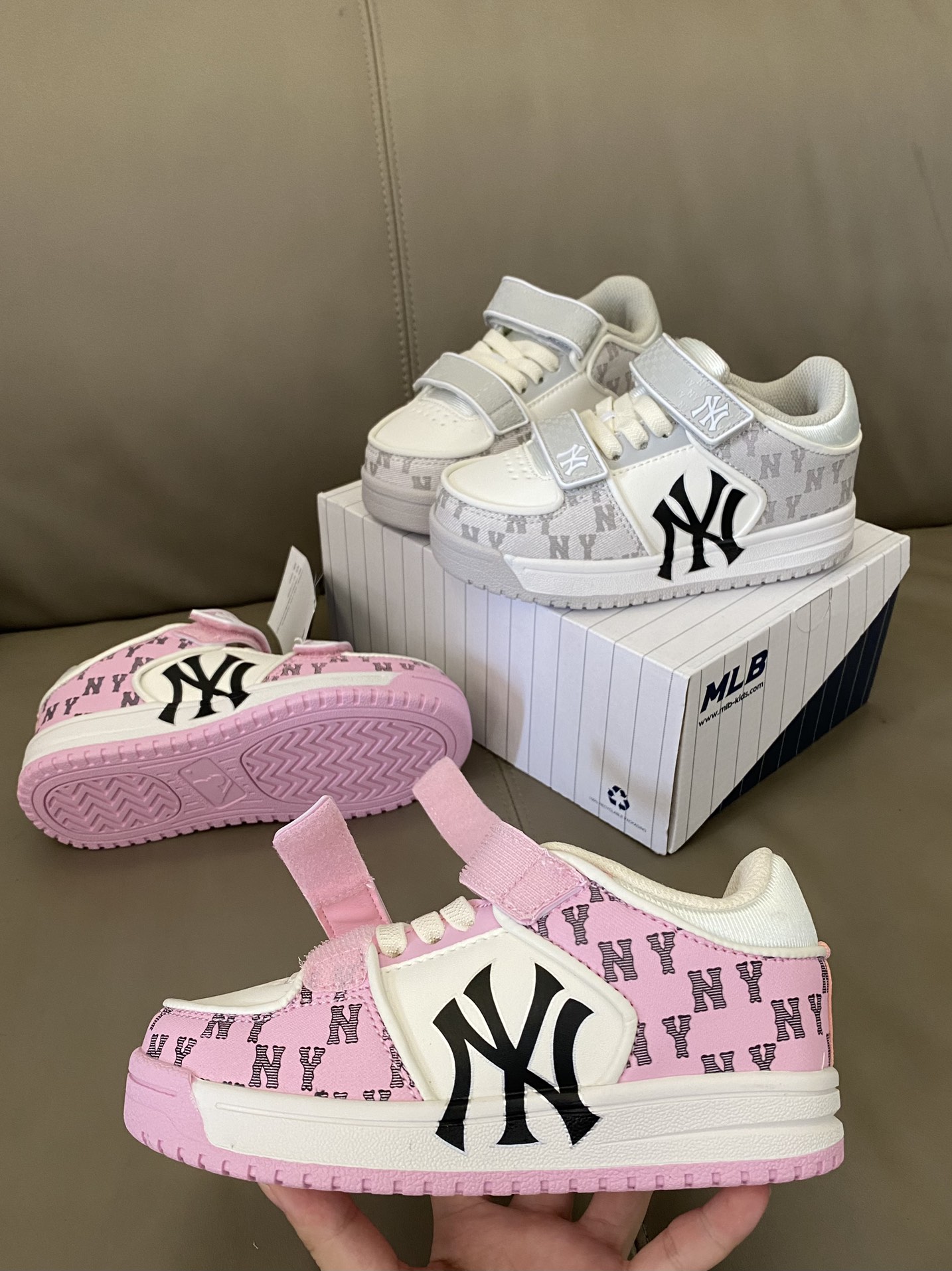 图片[3]-原图直出🌟 MLB这双板鞋真是很有奢侈品的风范😻牛仔布上的满印辨识度满满👻而且魔术贴和鞋舌标上也是有凸起来的印花😘细节满满，整双鞋子超级透气💨穿脱也方-选品中心