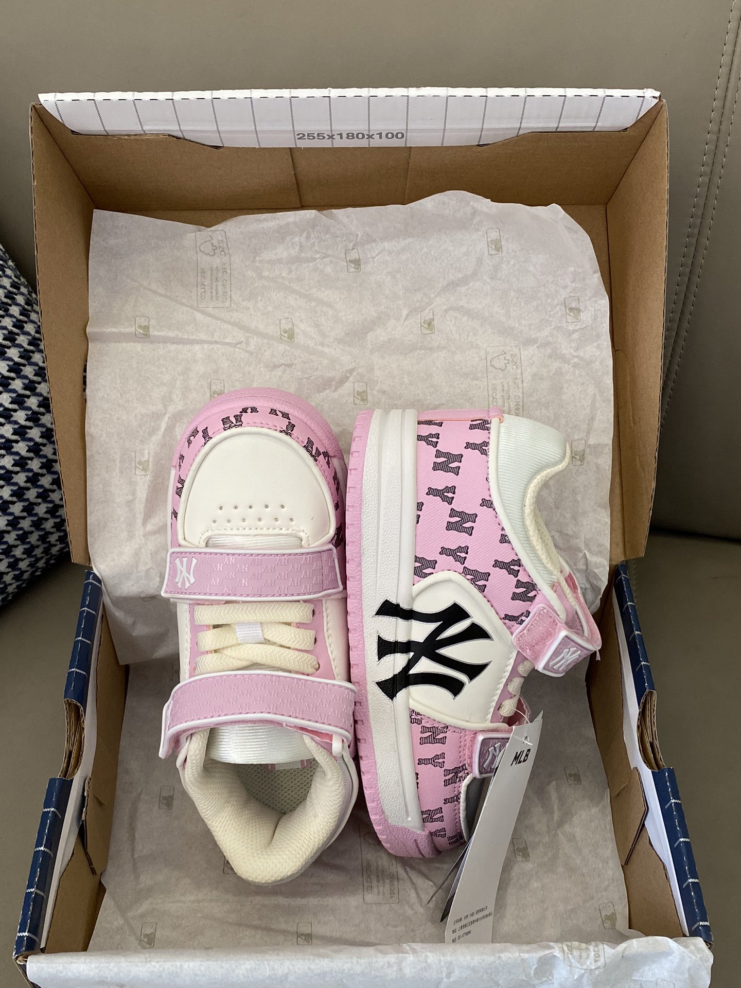 图片[2]-原图直出🌟 MLB这双板鞋真是很有奢侈品的风范😻牛仔布上的满印辨识度满满👻而且魔术贴和鞋舌标上也是有凸起来的印花😘细节满满，整双鞋子超级透气💨穿脱也方-选品中心