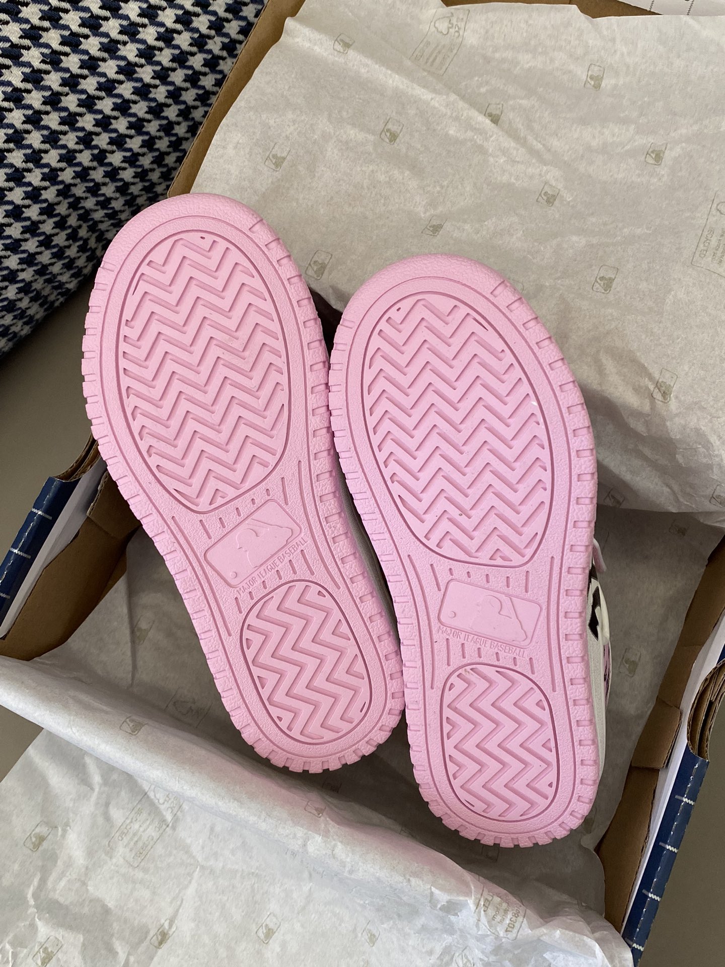 图片[9]-原图直出🌟 MLB这双板鞋真是很有奢侈品的风范😻牛仔布上的满印辨识度满满👻而且魔术贴和鞋舌标上也是有凸起来的印花😘细节满满，整双鞋子超级透气💨穿脱也方-选品中心