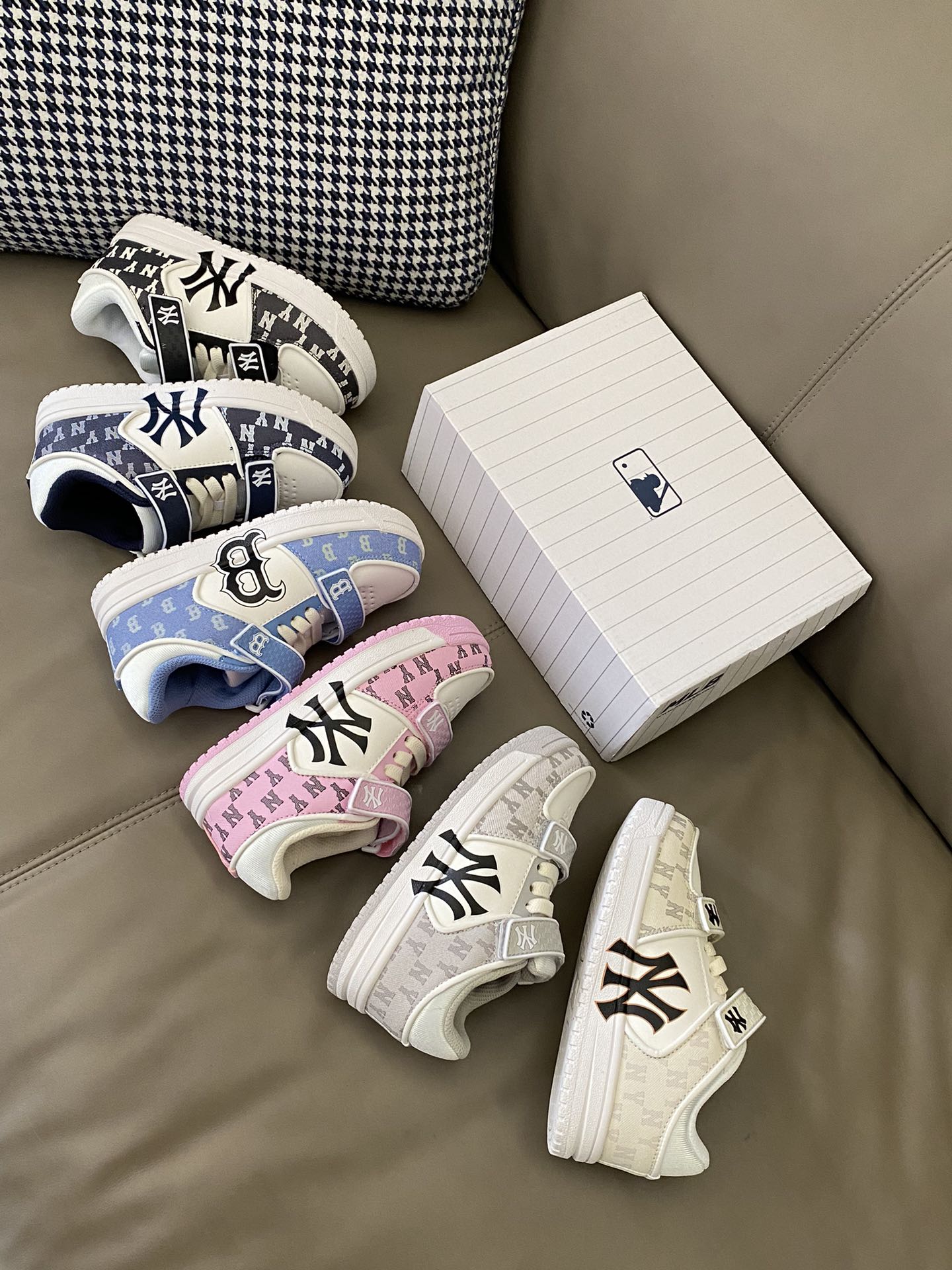 图片[5]-原图直出🌟 MLB这双板鞋真是很有奢侈品的风范😻牛仔布上的满印辨识度满满👻而且魔术贴和鞋舌标上也是有凸起来的印花😘细节满满，整双鞋子超级透气💨穿脱也方-选品中心