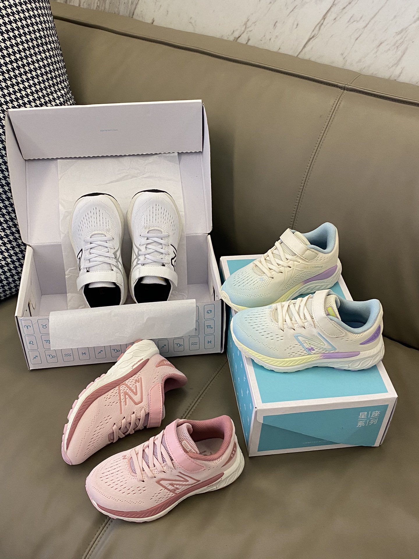 原图直出🌟 NB 魔术贴儿童运动鞋采用魔术贴设计穿脱方便👻内里柔软舒适～清爽透气💨鞋底防滑耐磨✔️非常的软弹🌟脚感超级奈斯👍🏻-选品中心