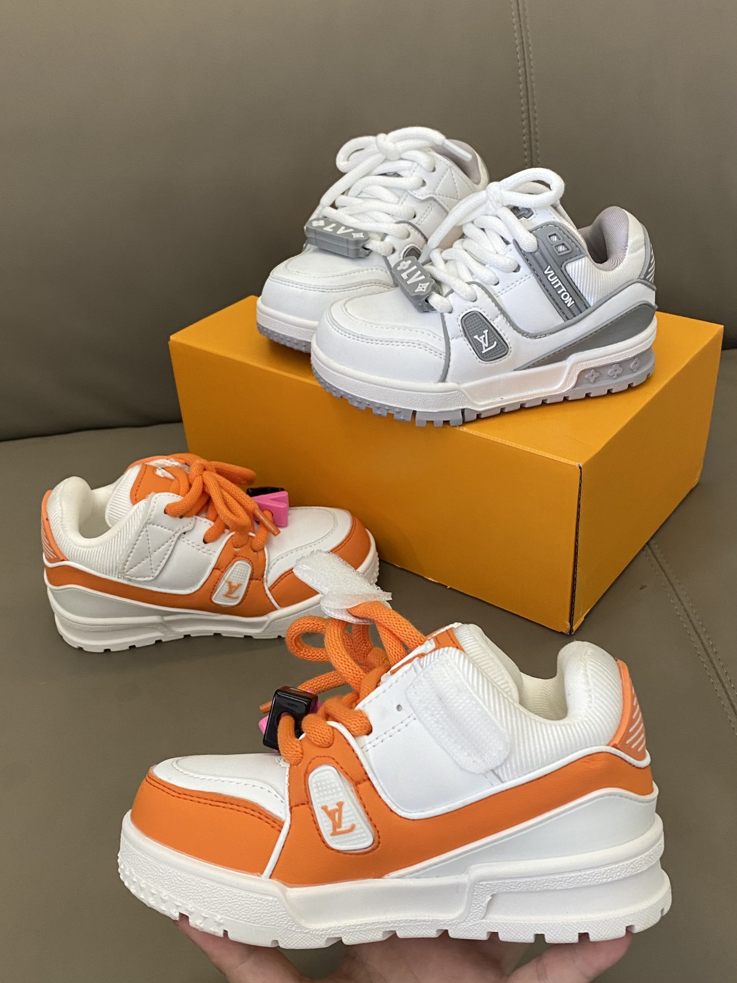 图片[6]-原图直出🌟 LV 小胖丁不仅外观吸人眼球👀它的功能特点也十分吸引人🤩轻盈舒适即使长时间行走也不会感觉疲劳😎魔术贴设计方便宝贝穿脱✔️鞋底防滑耐磨🥳-选品中心