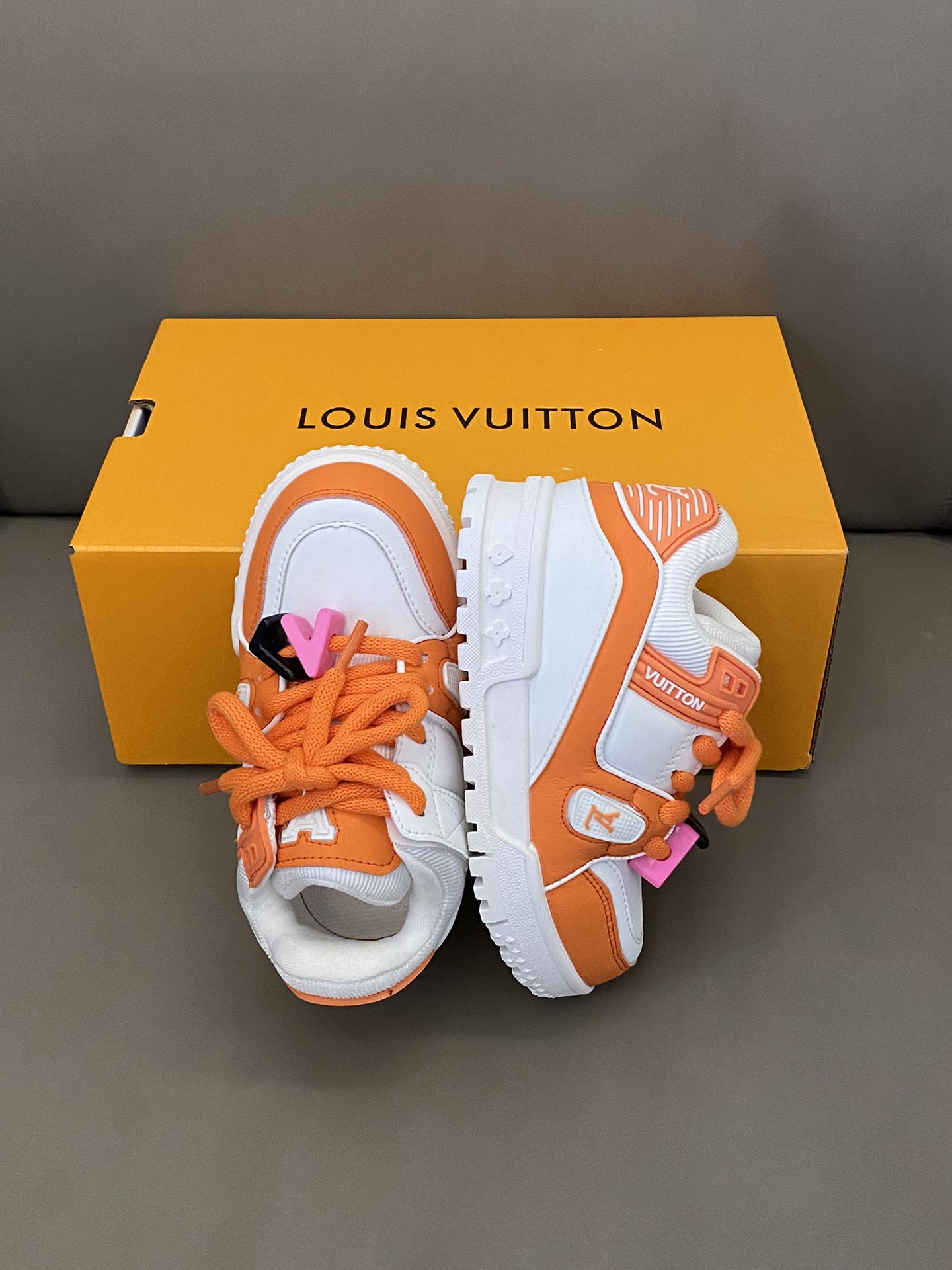 图片[2]-原图直出🌟 LV 小胖丁不仅外观吸人眼球👀它的功能特点也十分吸引人🤩轻盈舒适即使长时间行走也不会感觉疲劳😎魔术贴设计方便宝贝穿脱✔️鞋底防滑耐磨🥳-选品中心