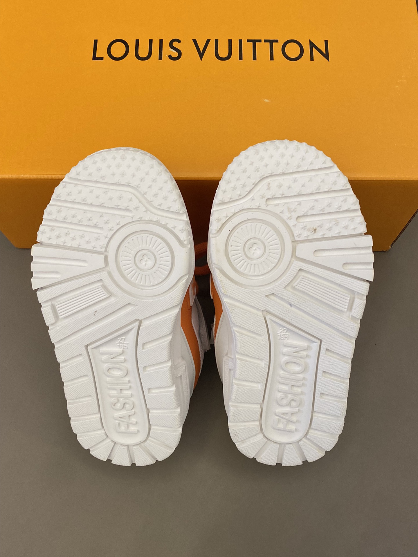 图片[9]-原图直出🌟 LV 小胖丁不仅外观吸人眼球👀它的功能特点也十分吸引人🤩轻盈舒适即使长时间行走也不会感觉疲劳😎魔术贴设计方便宝贝穿脱✔️鞋底防滑耐磨🥳-选品中心