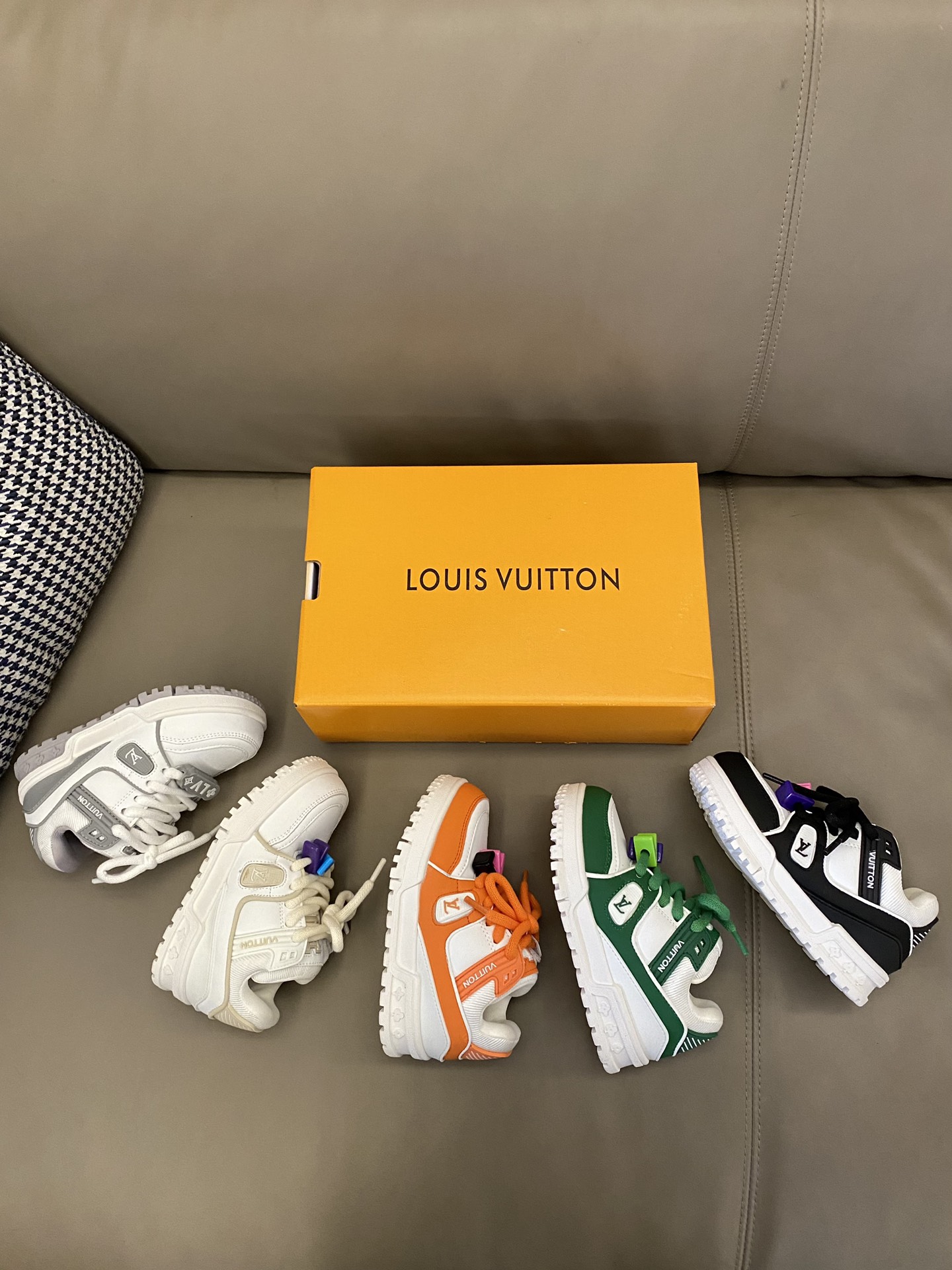 图片[5]-原图直出🌟 LV 小胖丁不仅外观吸人眼球👀它的功能特点也十分吸引人🤩轻盈舒适即使长时间行走也不会感觉疲劳😎魔术贴设计方便宝贝穿脱✔️鞋底防滑耐磨🥳-选品中心