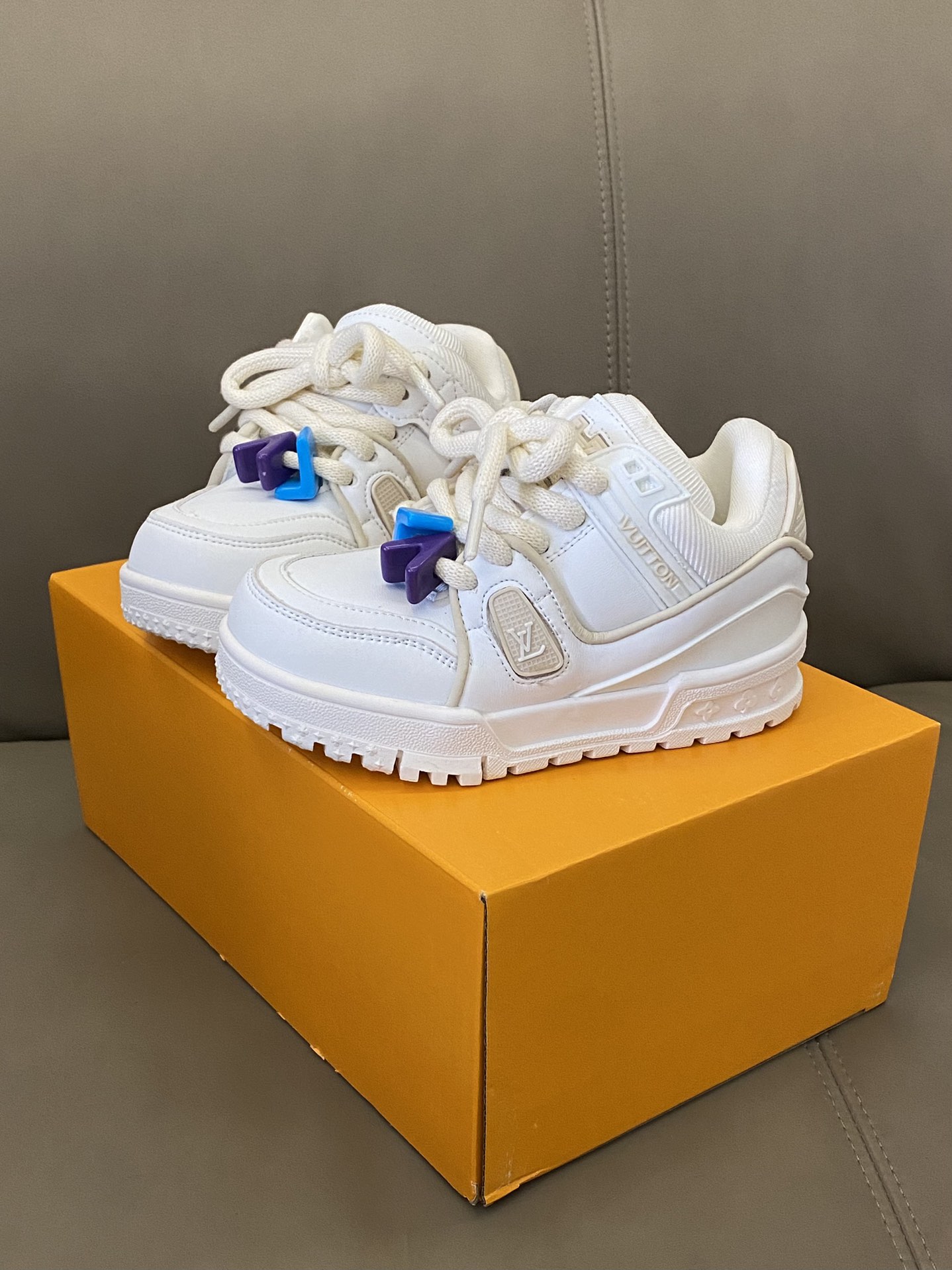 图片[3]-原图直出🌟 LV 小胖丁不仅外观吸人眼球👀它的功能特点也十分吸引人🤩轻盈舒适即使长时间行走也不会感觉疲劳😎魔术贴设计方便宝贝穿脱✔️鞋底防滑耐磨🥳-选品中心