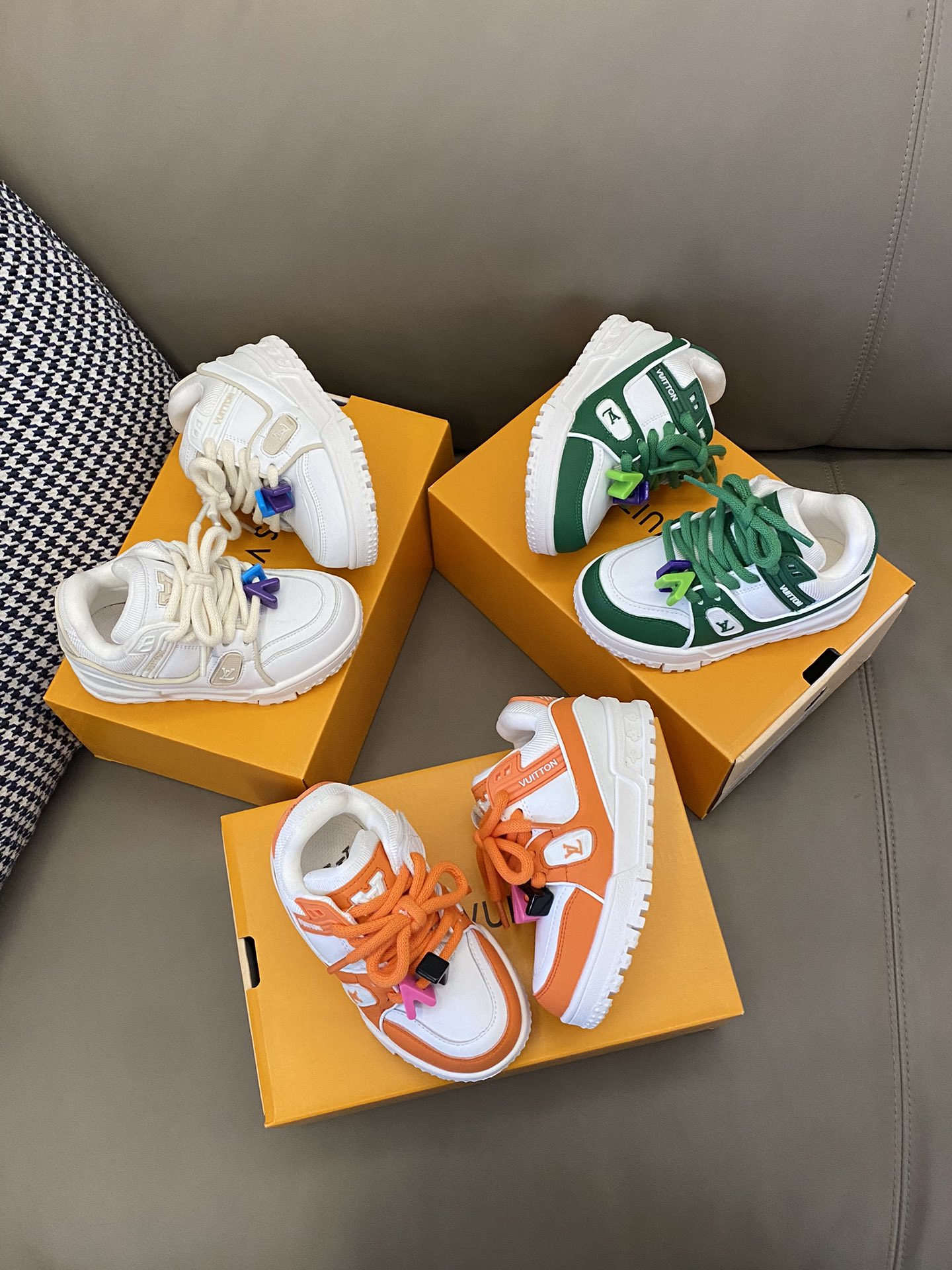 图片[8]-原图直出🌟 LV 小胖丁不仅外观吸人眼球👀它的功能特点也十分吸引人🤩轻盈舒适即使长时间行走也不会感觉疲劳😎魔术贴设计方便宝贝穿脱✔️鞋底防滑耐磨🥳-选品中心