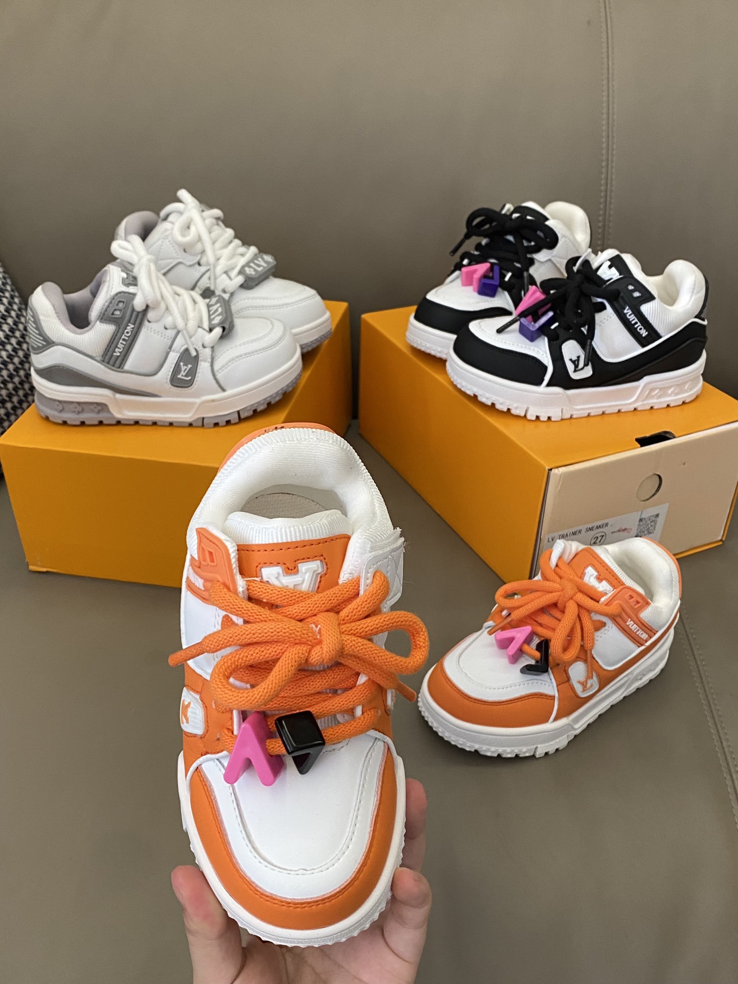 图片[4]-原图直出🌟 LV 小胖丁不仅外观吸人眼球👀它的功能特点也十分吸引人🤩轻盈舒适即使长时间行走也不会感觉疲劳😎魔术贴设计方便宝贝穿脱✔️鞋底防滑耐磨🥳-选品中心