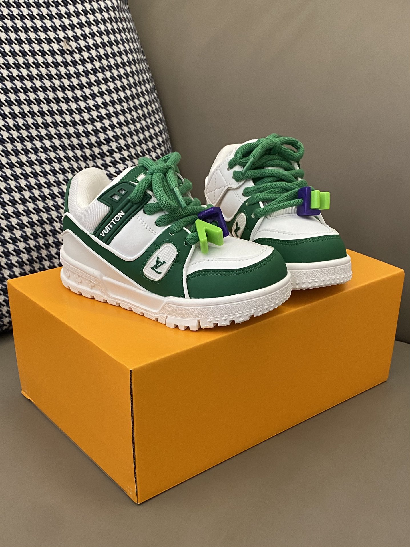 原图直出🌟 LV 小胖丁不仅外观吸人眼球👀它的功能特点也十分吸引人🤩轻盈舒适即使长时间行走也不会感觉疲劳😎魔术贴设计方便宝贝穿脱✔️鞋底防滑耐磨🥳-选品中心