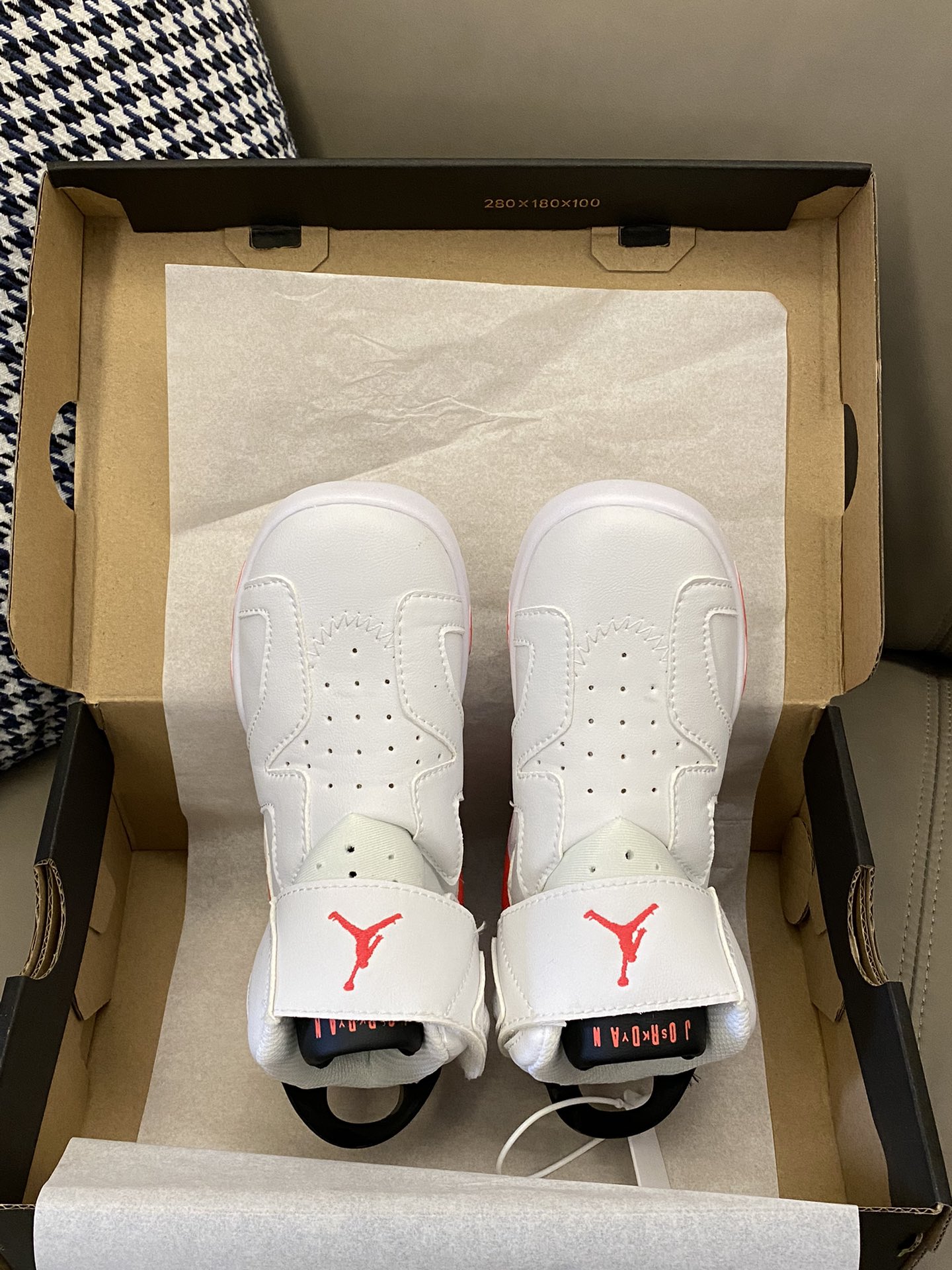 图片[2]-原图直出🌟 鞋面优质皮料，质感🈵🈵，魔术贴设计穿脱方便✅透气孔设计，清爽透气不闷脚不臭脚💨鞋底防滑耐磨柔软舒适🥳-选品中心